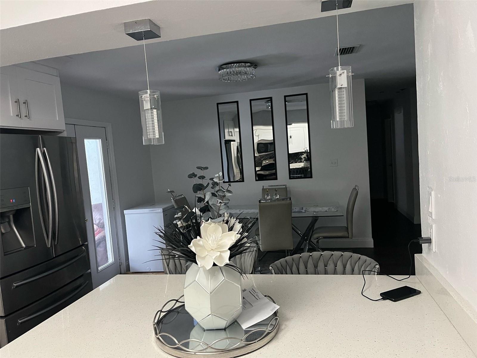 Listing photo id 3 for 2710 Osborne Avenue 1