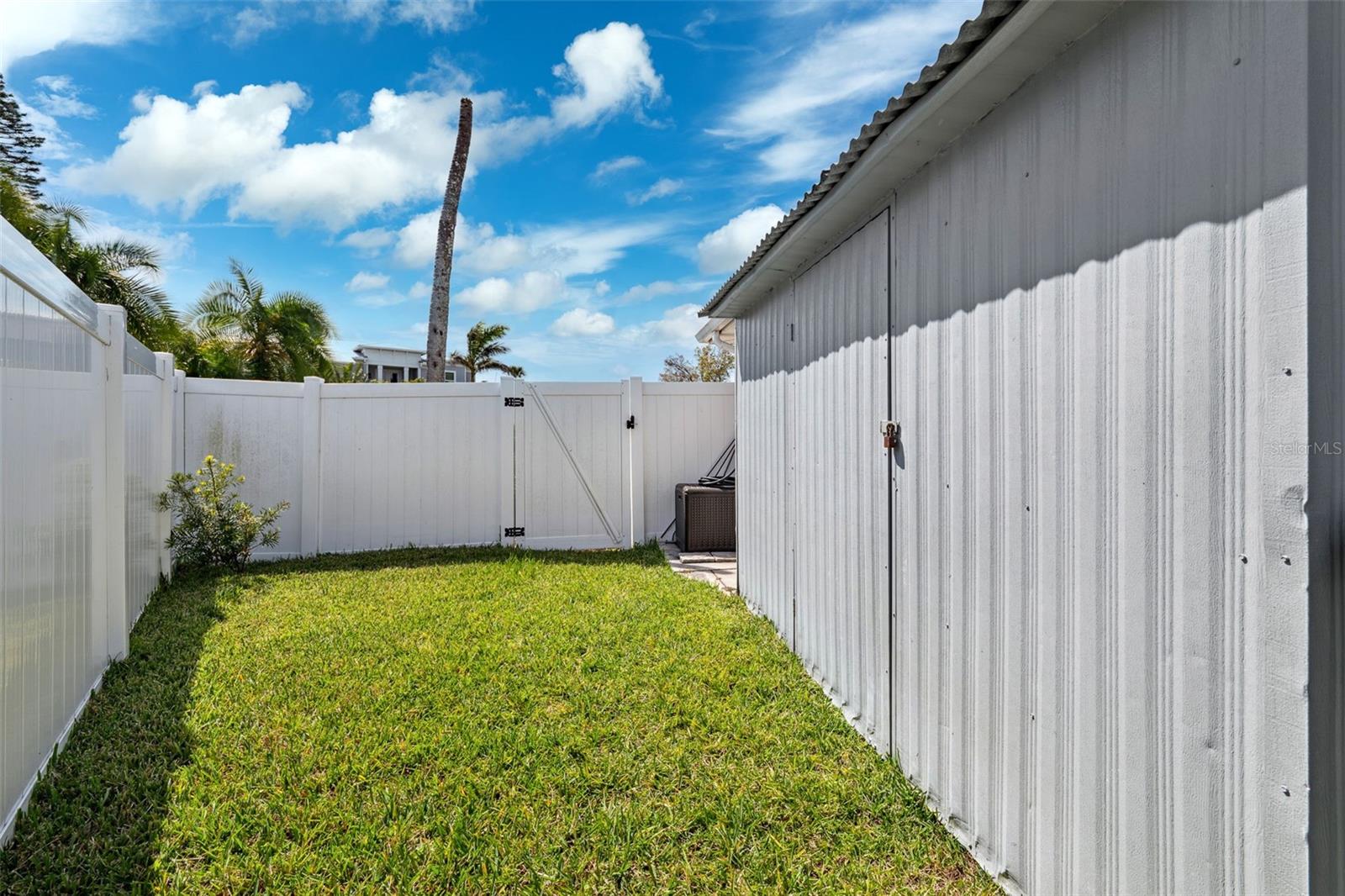 Listing photo id 75 for 3906 Versailles Drive