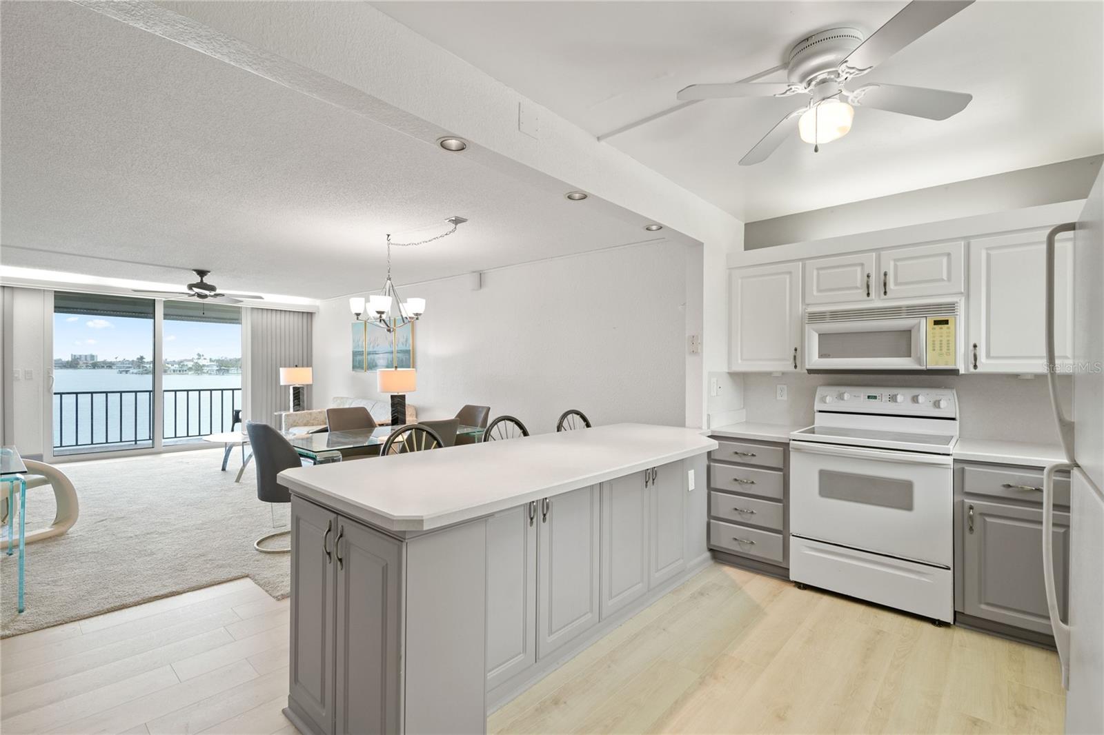 Image 5 of 25 For 7910 Sun Island Drive S 302