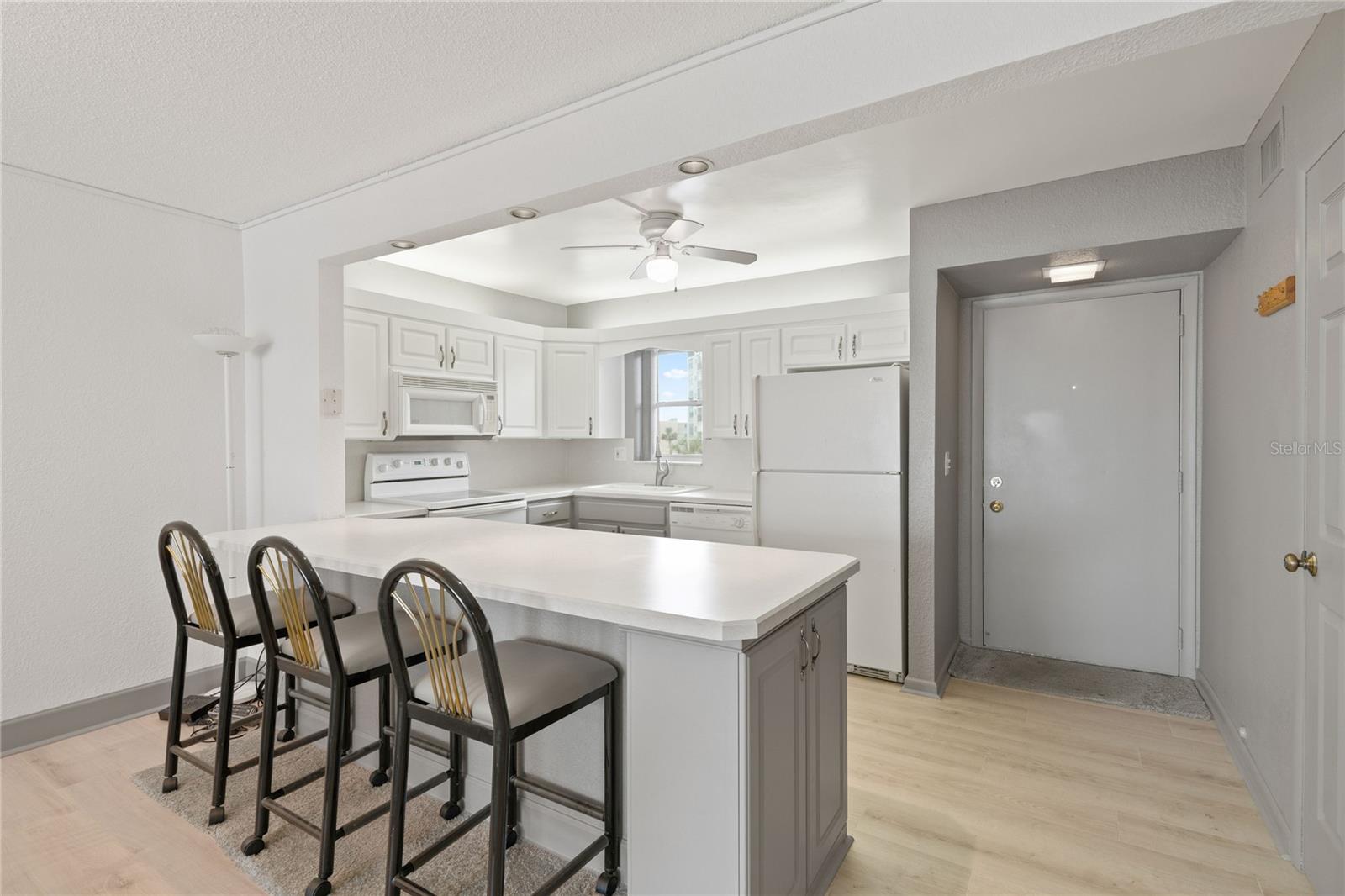 Image 7 of 25 For 7910 Sun Island Drive S 302