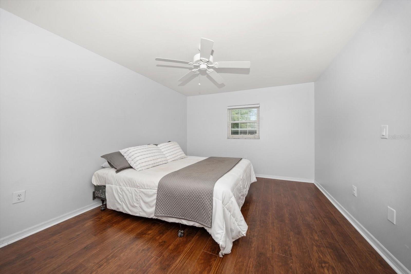 Listing photo id 13 for 1719 Belleair Forest Drive B