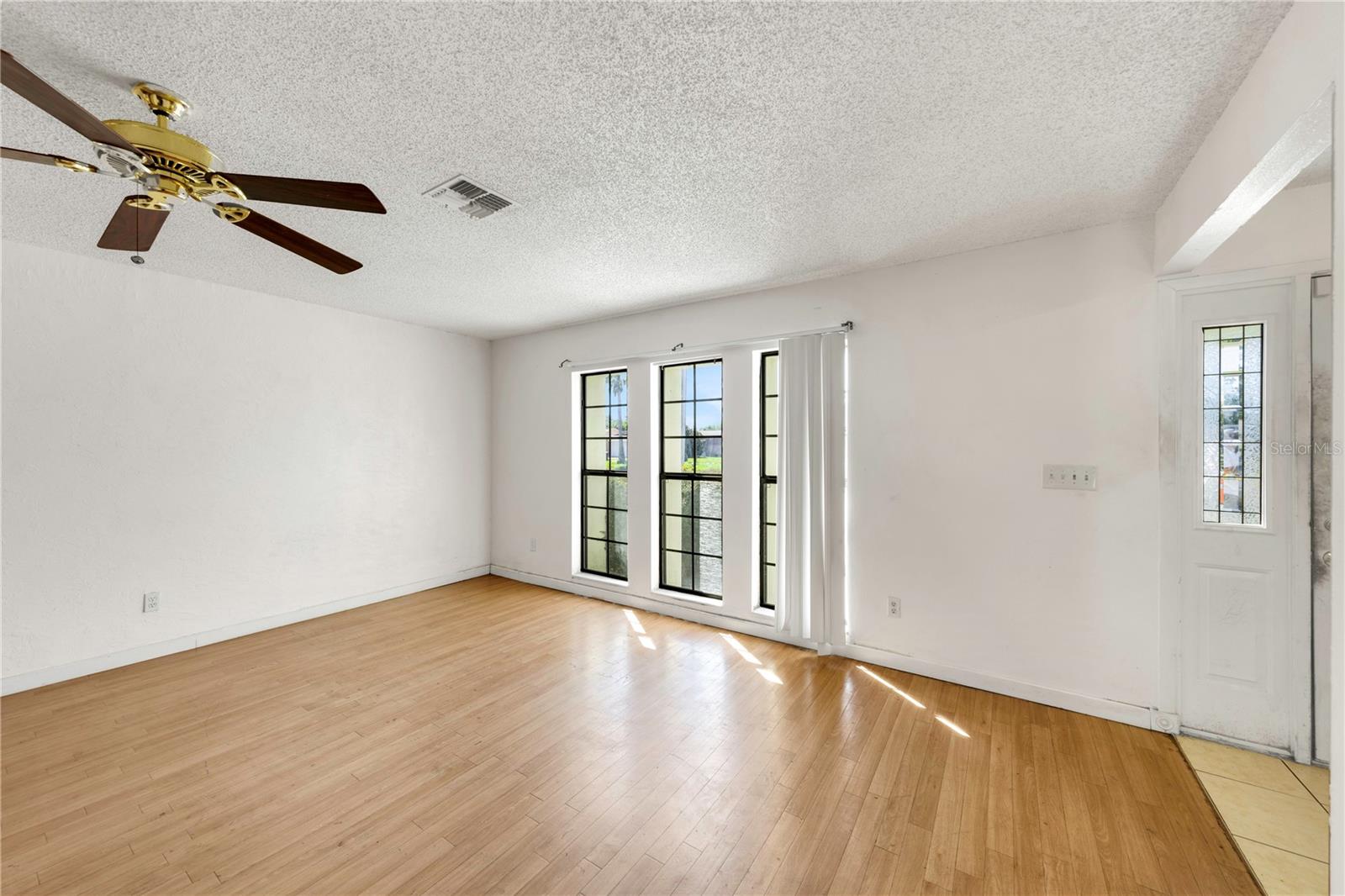Image 4 of 26 For 1137 54th Avenue S