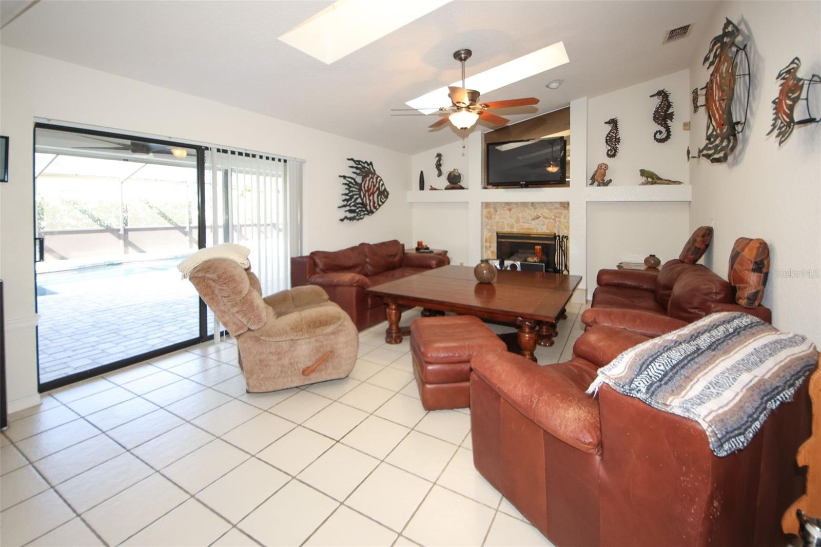 Listing photo id 16 for 9805 Hermosillo Drive