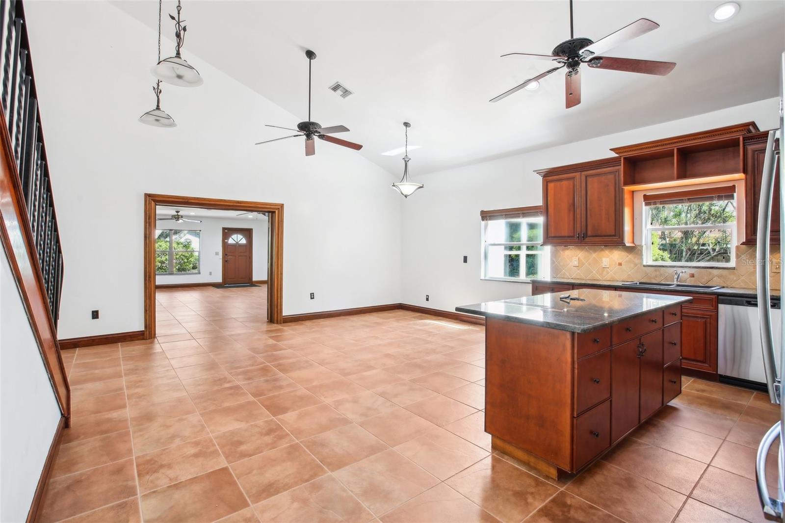 Listing photo id 9 for 2213 Spanish Vistas Drive