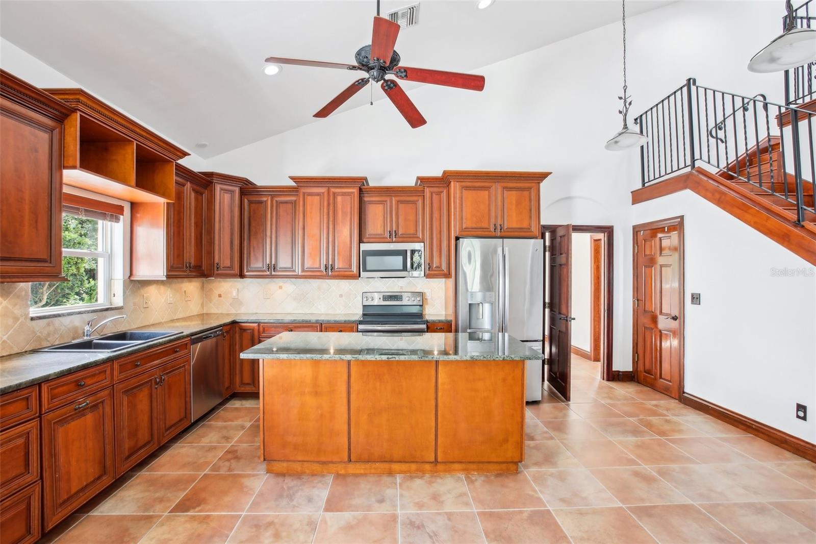 Listing photo id 11 for 2213 Spanish Vistas Drive