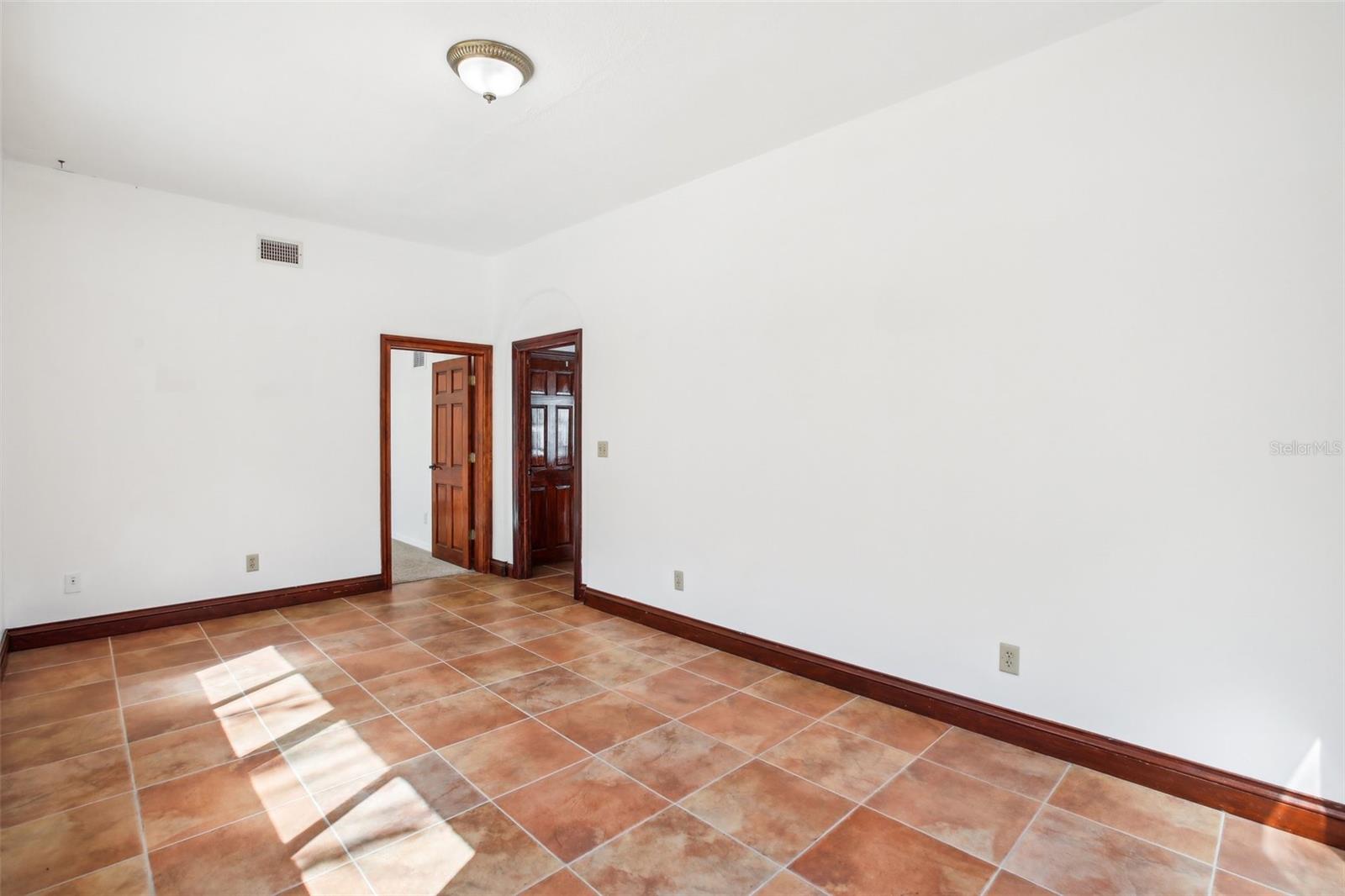 Listing photo id 16 for 2213 Spanish Vistas Drive