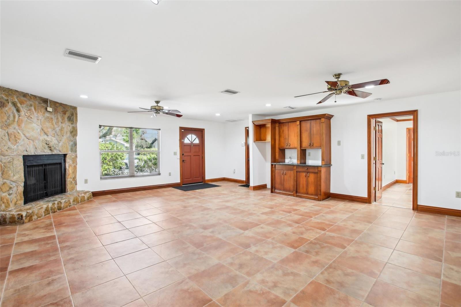 Listing photo id 4 for 2213 Spanish Vistas Drive