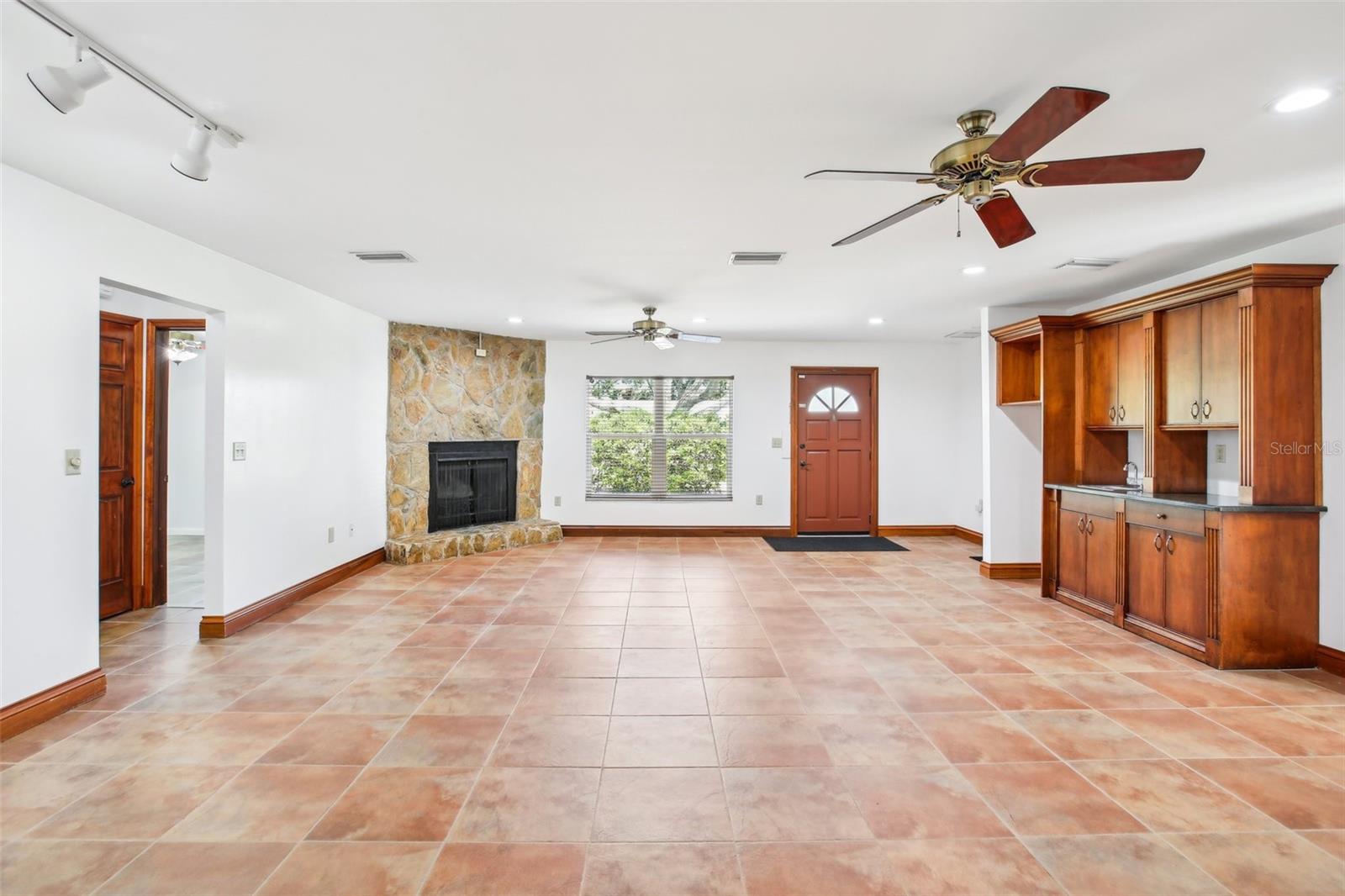 Listing photo id 5 for 2213 Spanish Vistas Drive