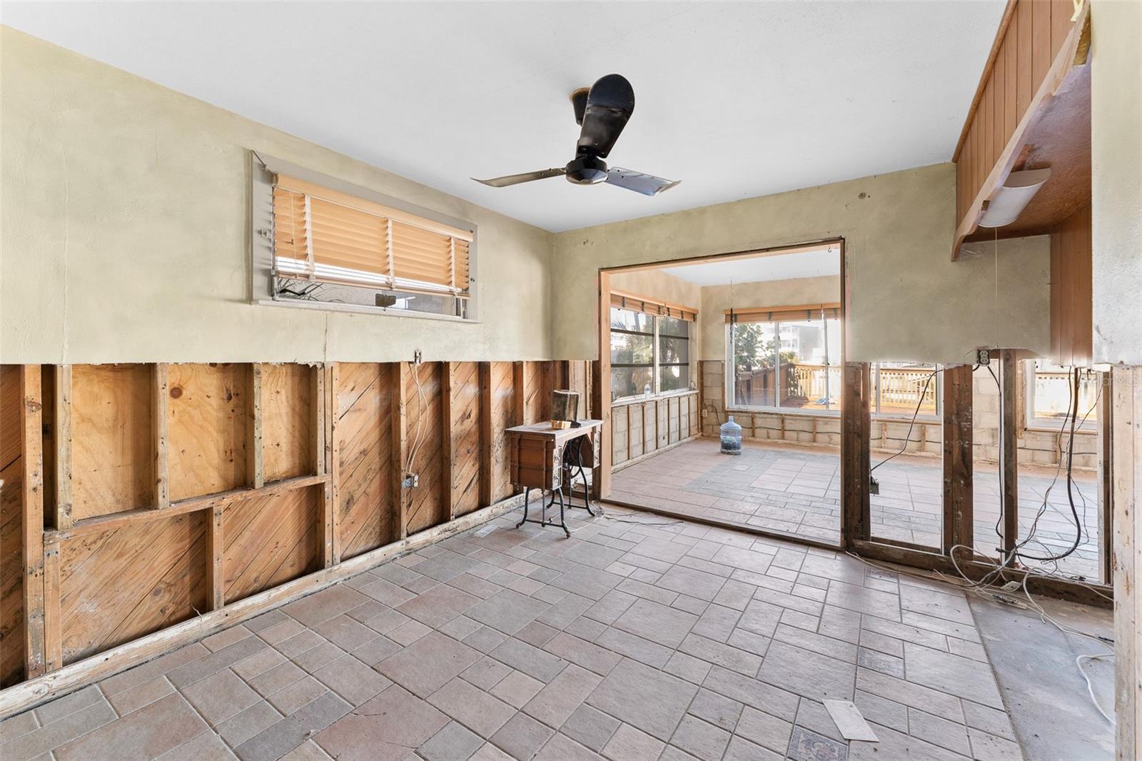 Listing photo id 11 for 300 16th Avenue