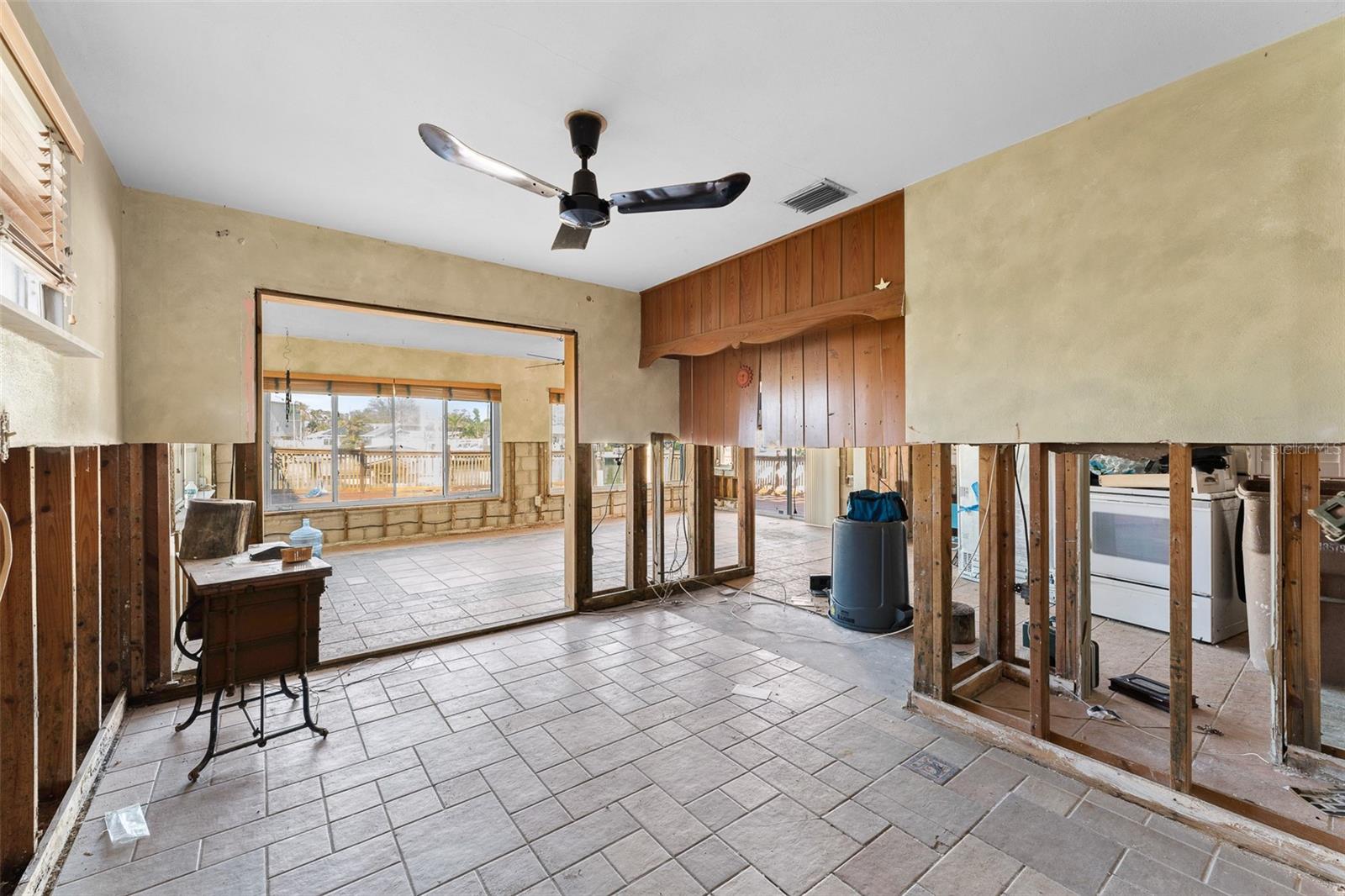 Listing photo id 12 for 300 16th Avenue