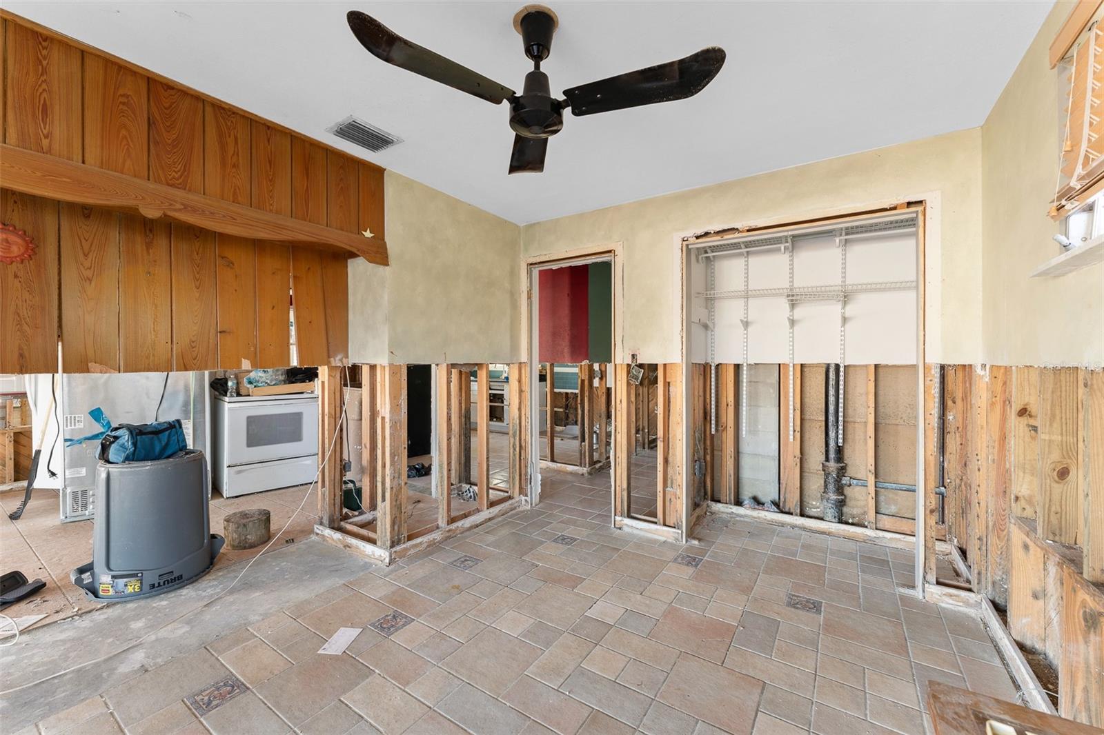 Listing photo id 13 for 300 16th Avenue