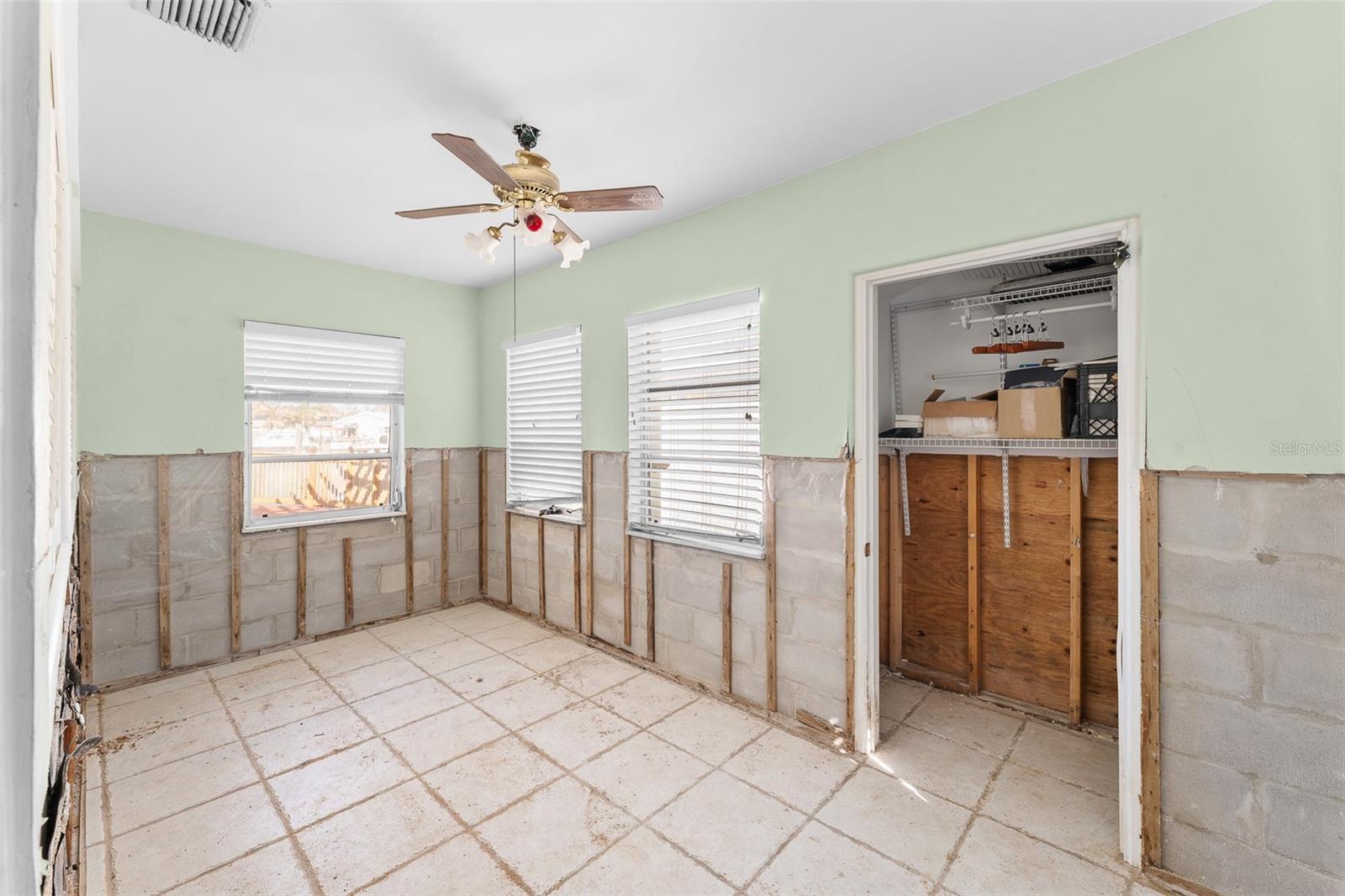 Listing photo id 23 for 300 16th Avenue