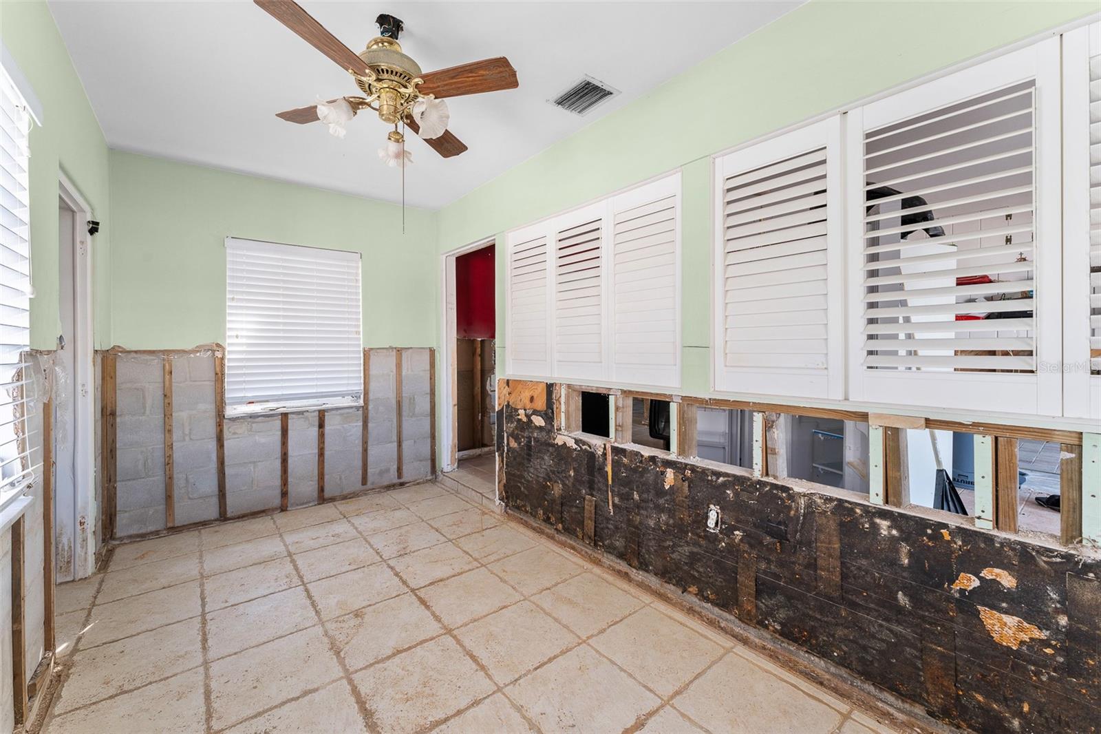Listing photo id 24 for 300 16th Avenue