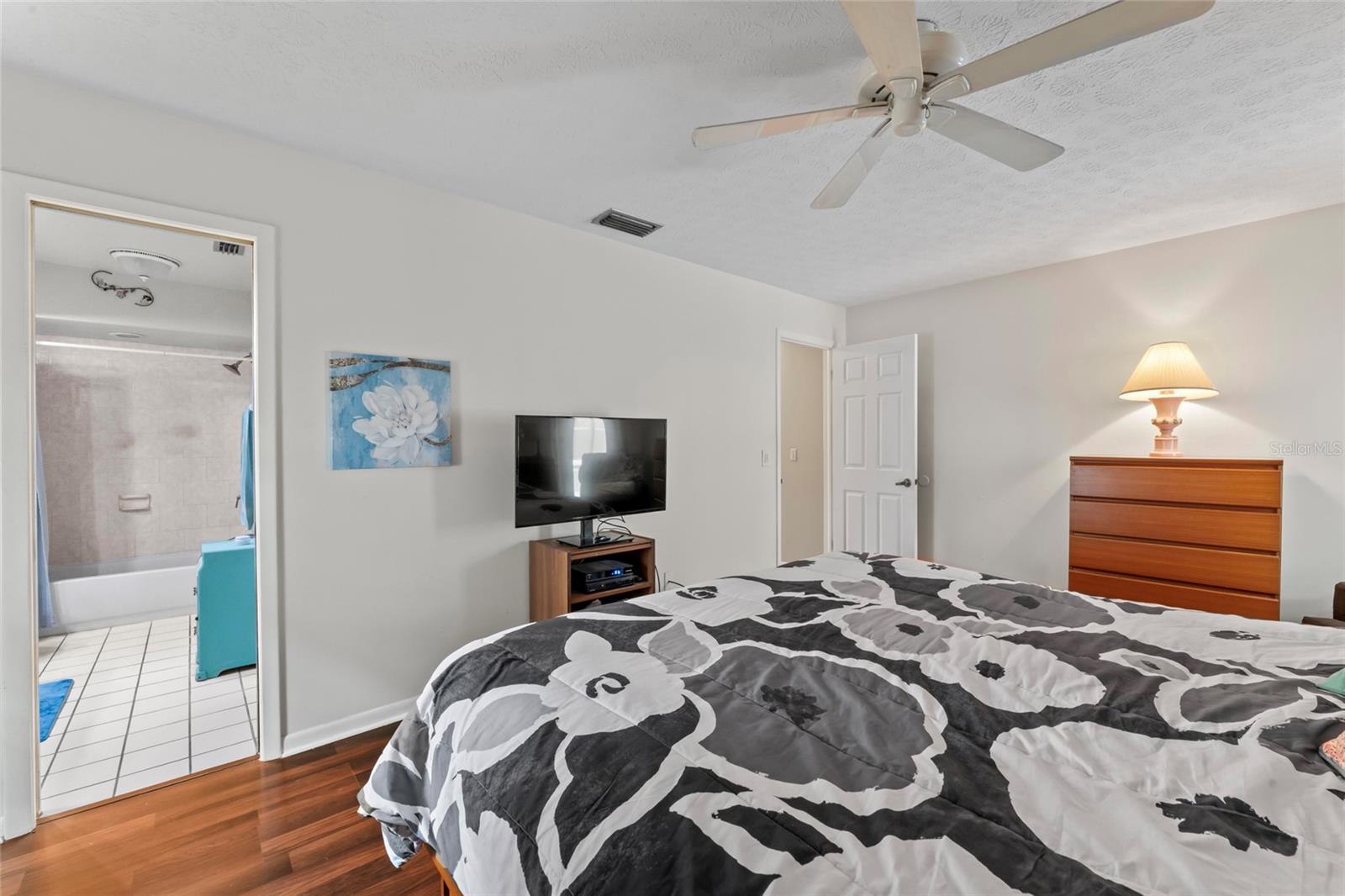 Image 33 of 53 For 16015 Glen Haven Drive