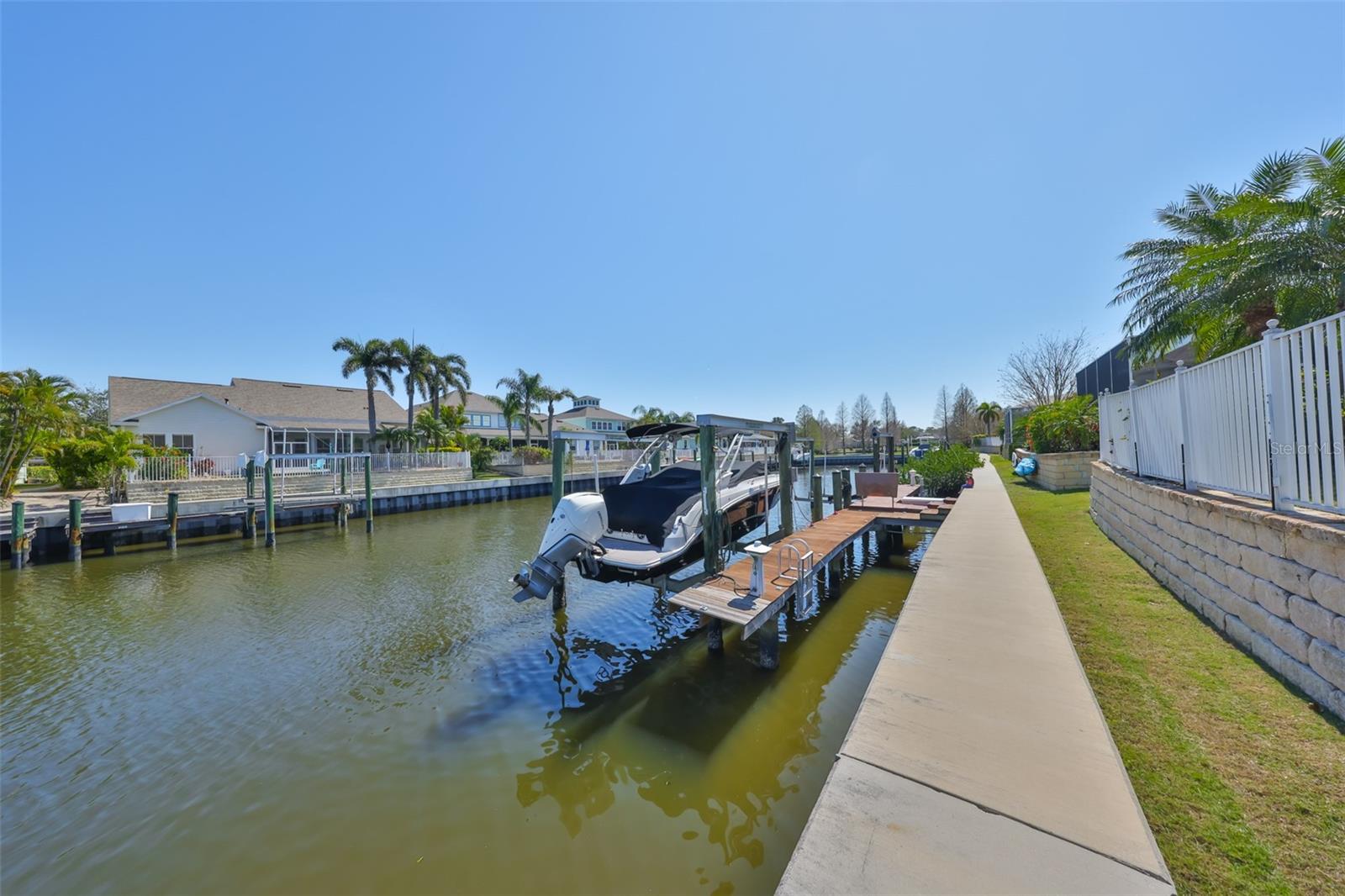 Listing photo id 48 for 413 Islebay Drive