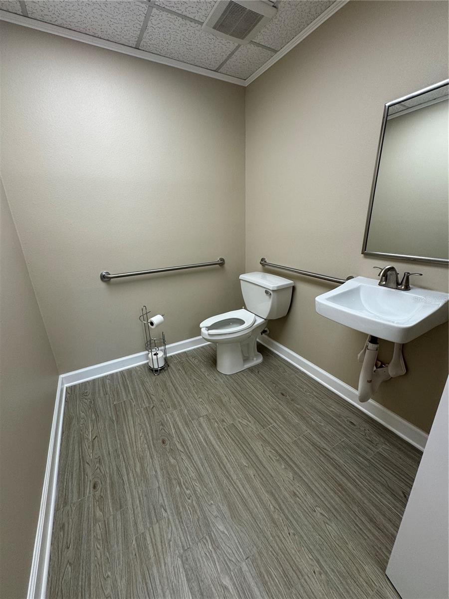 Image 15 of 17 For 1046 Busch Boulevard 200