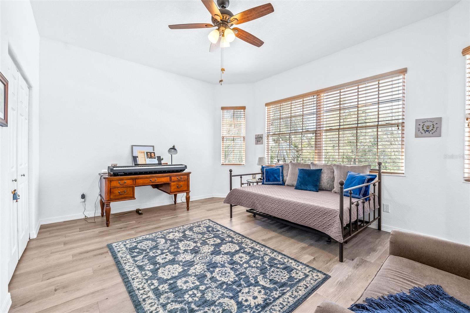 Listing photo id 34 for 733 Seminole Boulevard