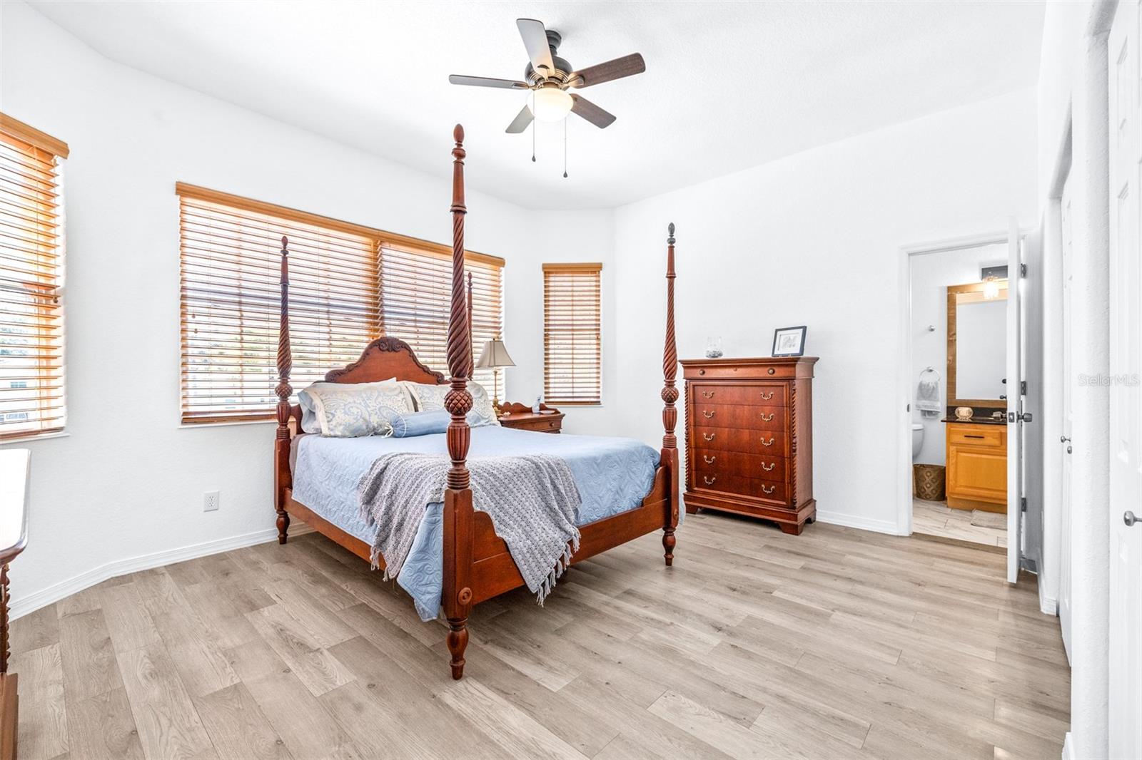 Listing photo id 40 for 733 Seminole Boulevard