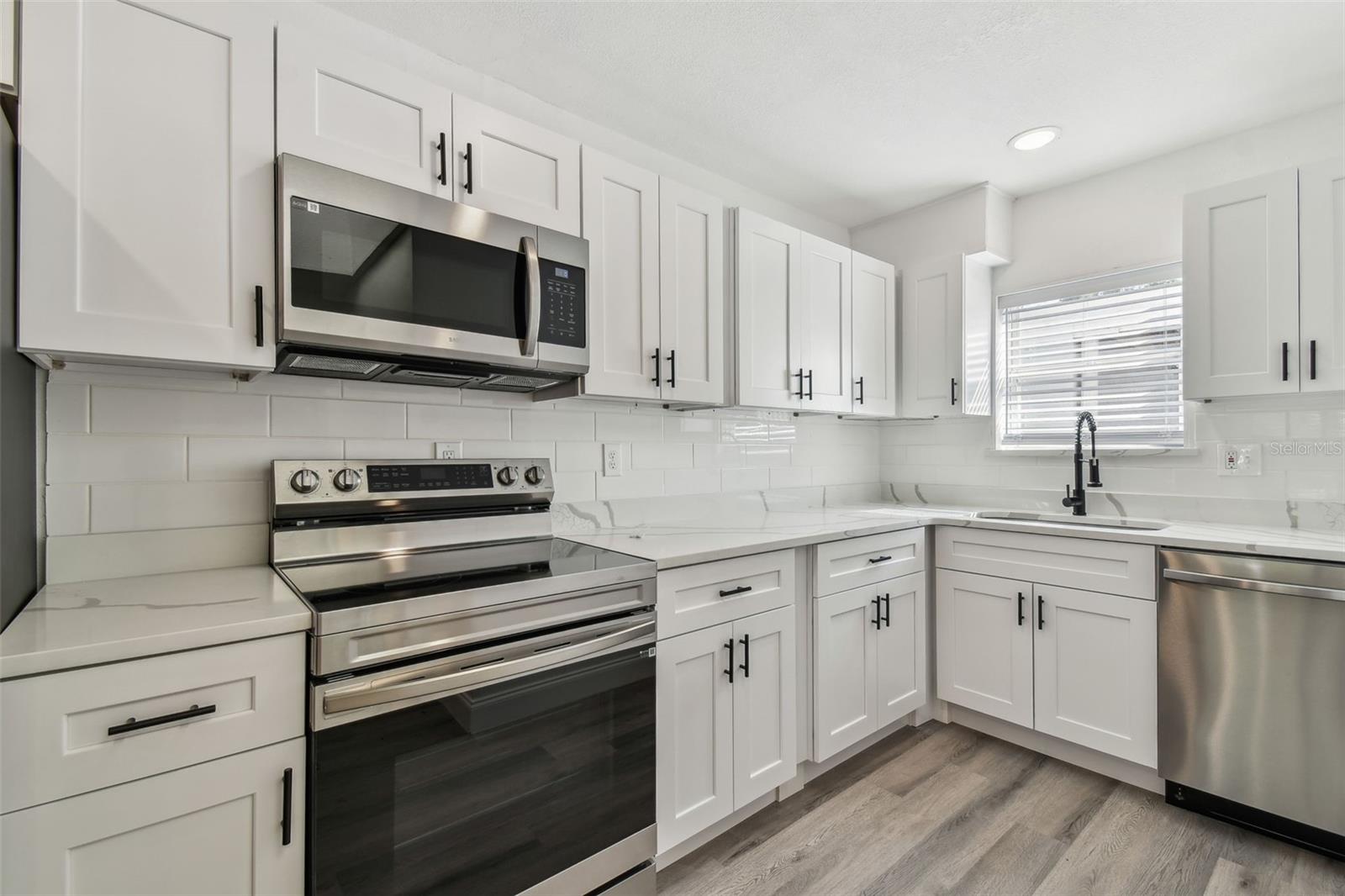 Image 10 of 37 For 708 15th Avenue W