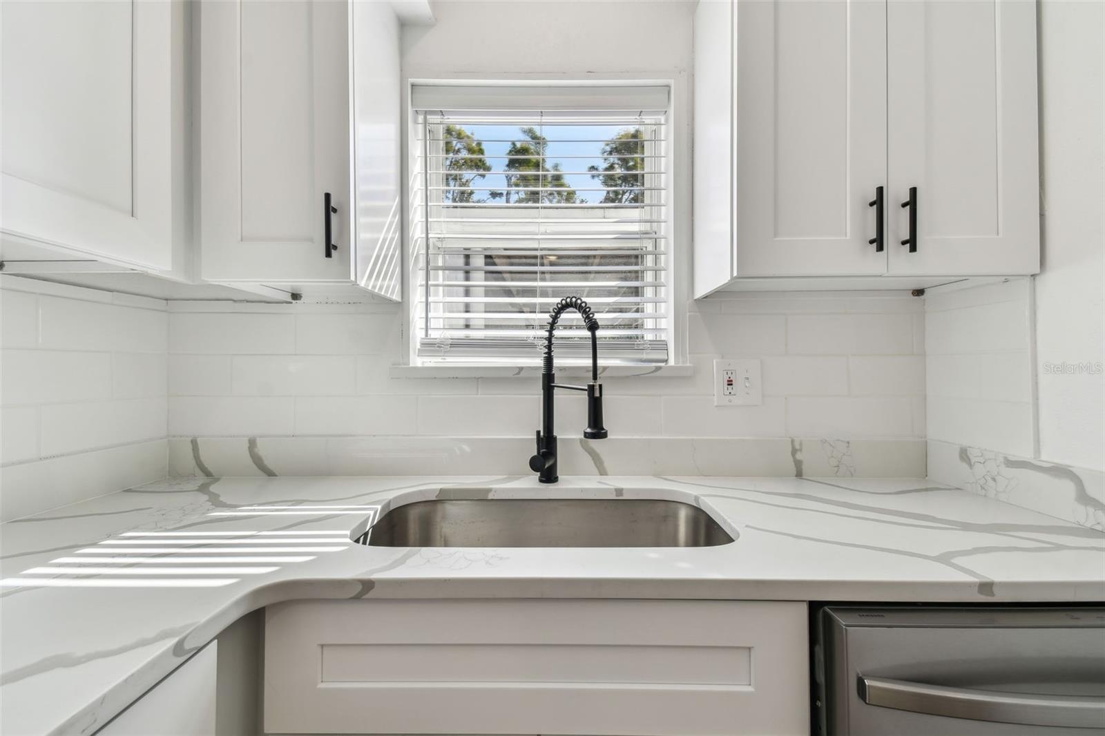 Image 12 of 37 For 708 15th Avenue W