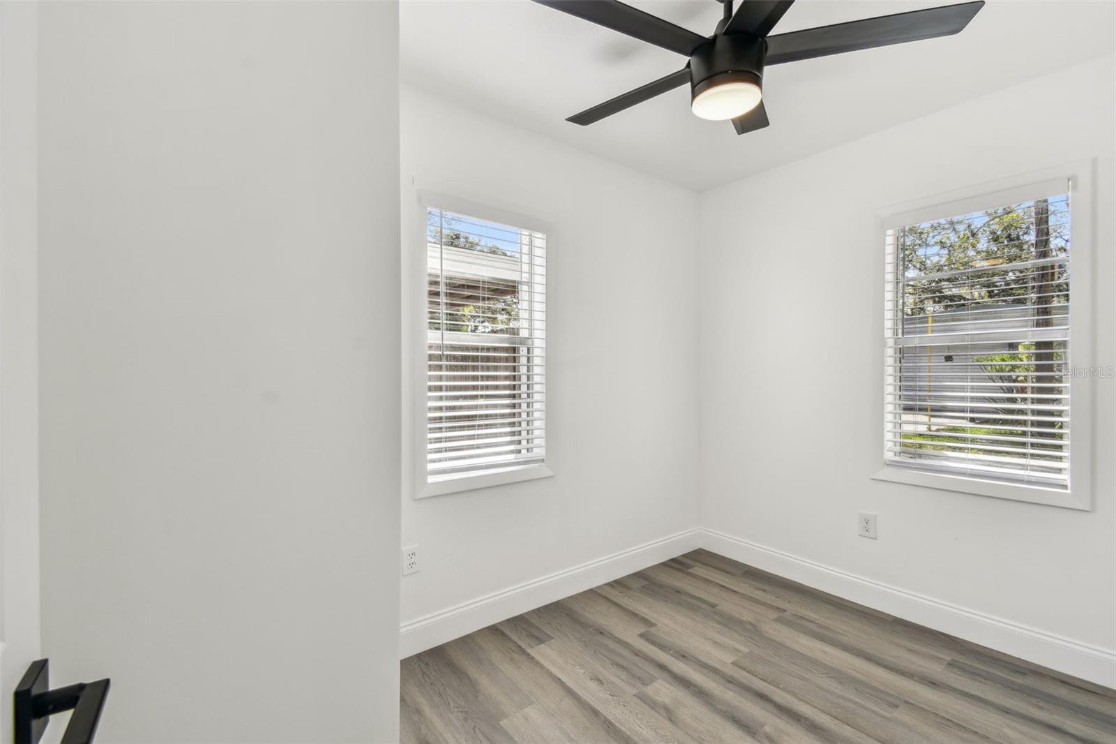 Image 14 of 37 For 708 15th Avenue W