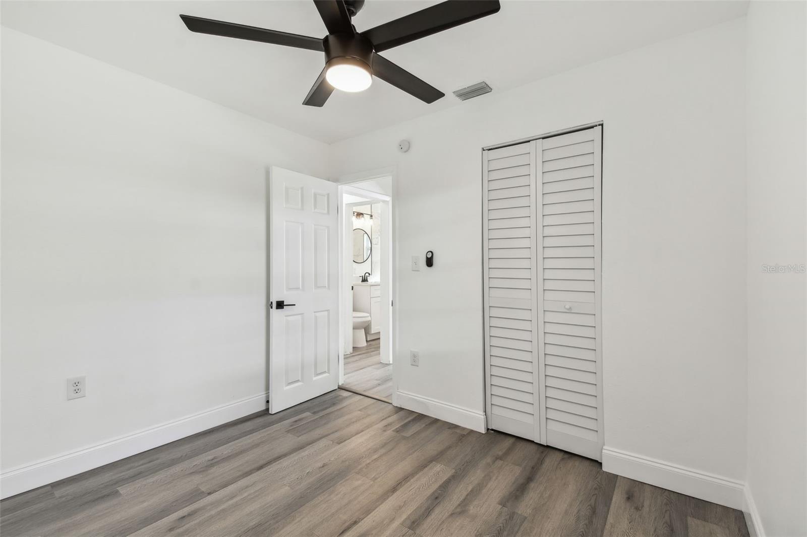 Image 16 of 37 For 708 15th Avenue W