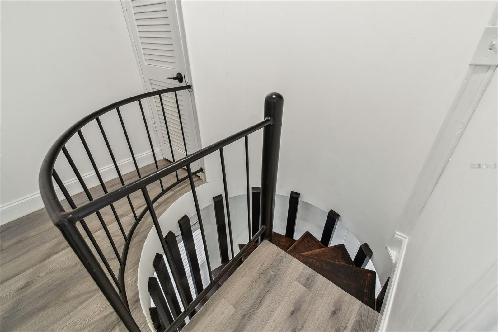 Image 20 of 37 For 708 15th Avenue W