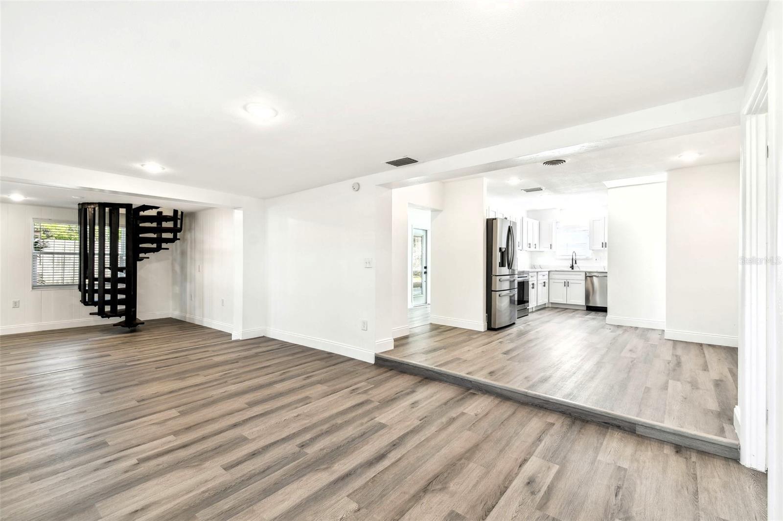 Image 3 of 37 For 708 15th Avenue W