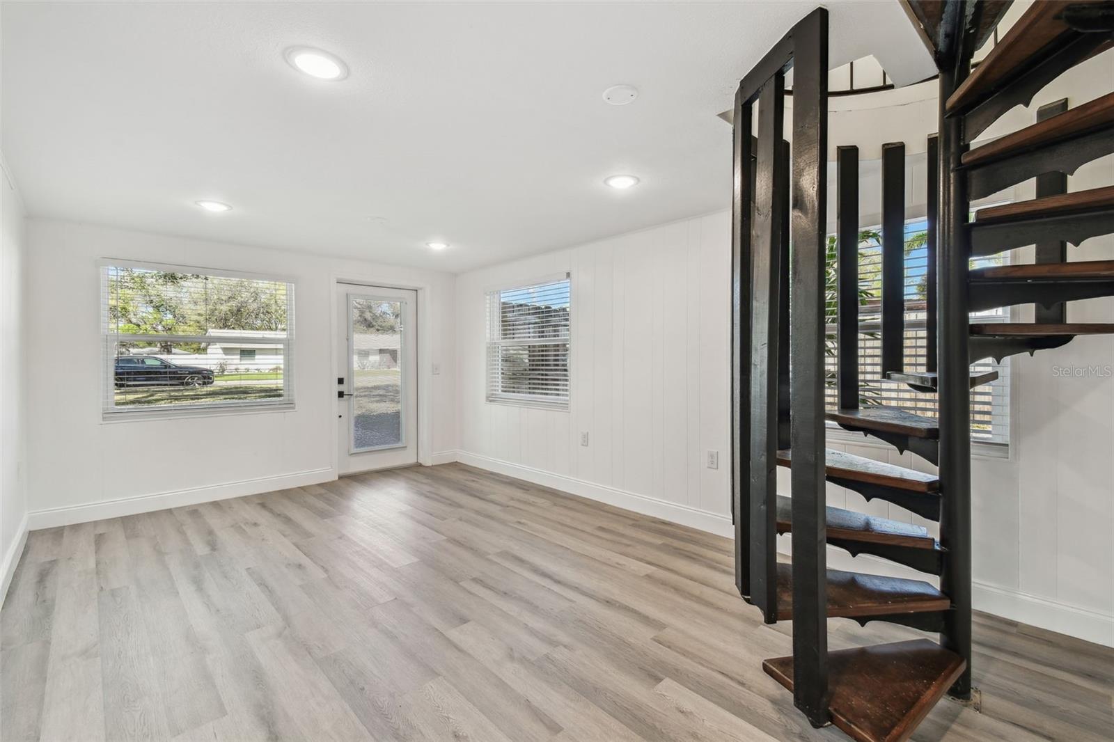 Image 4 of 37 For 708 15th Avenue W