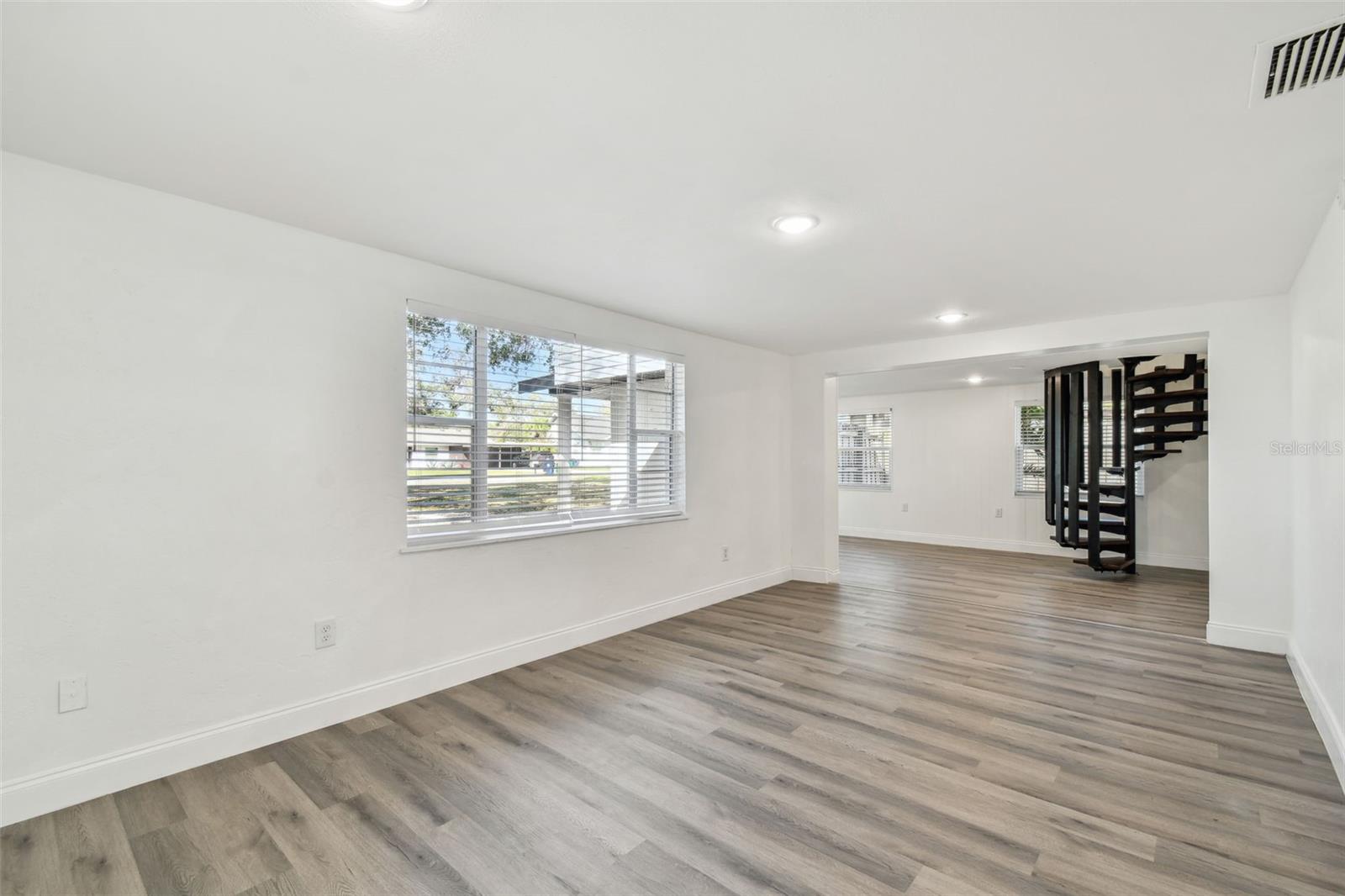 Image 5 of 37 For 708 15th Avenue W