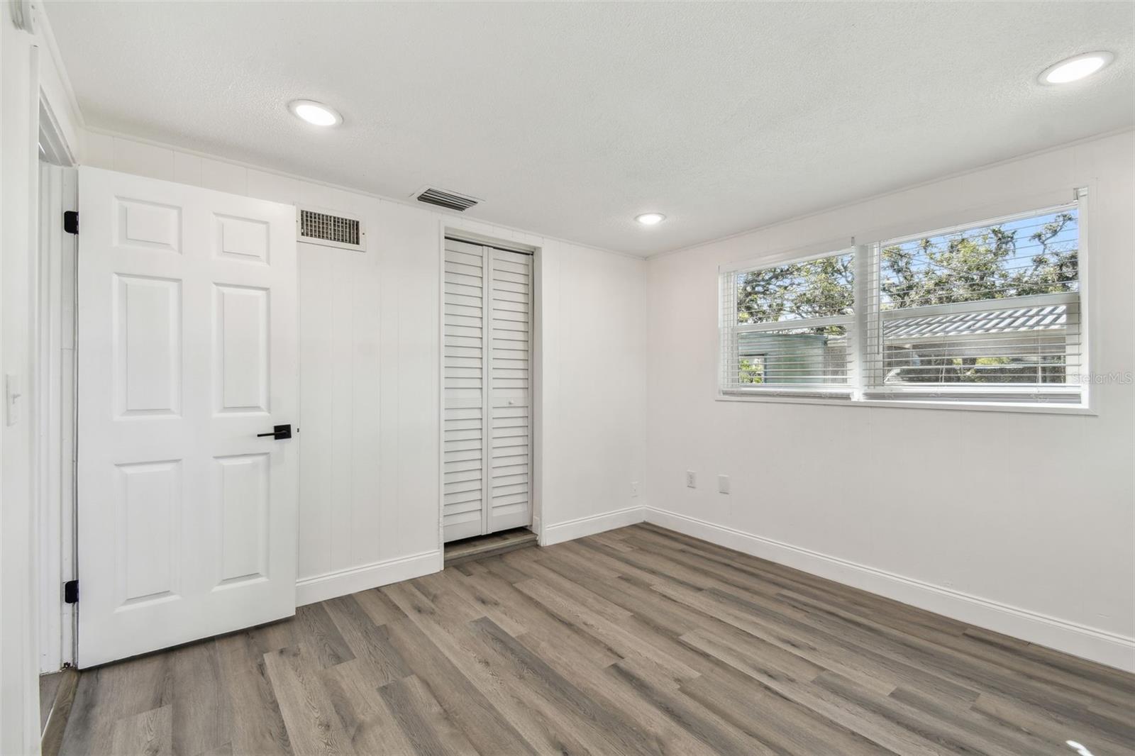 Image 7 of 37 For 708 15th Avenue W