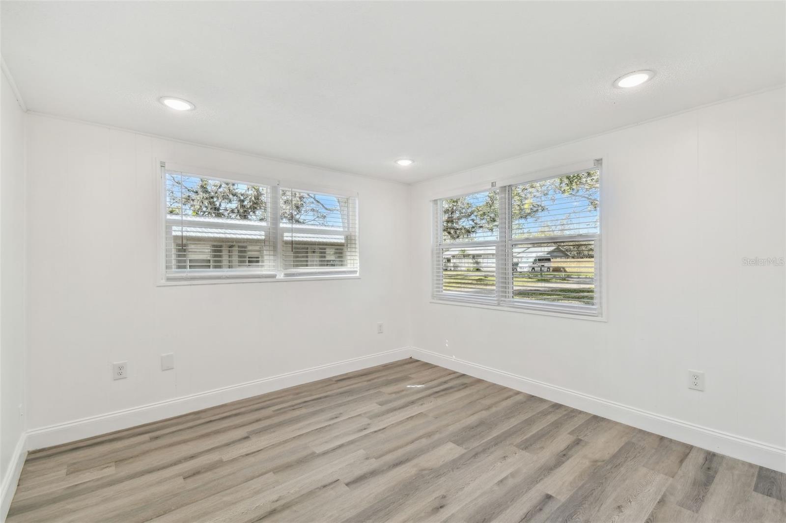 Image 8 of 37 For 708 15th Avenue W