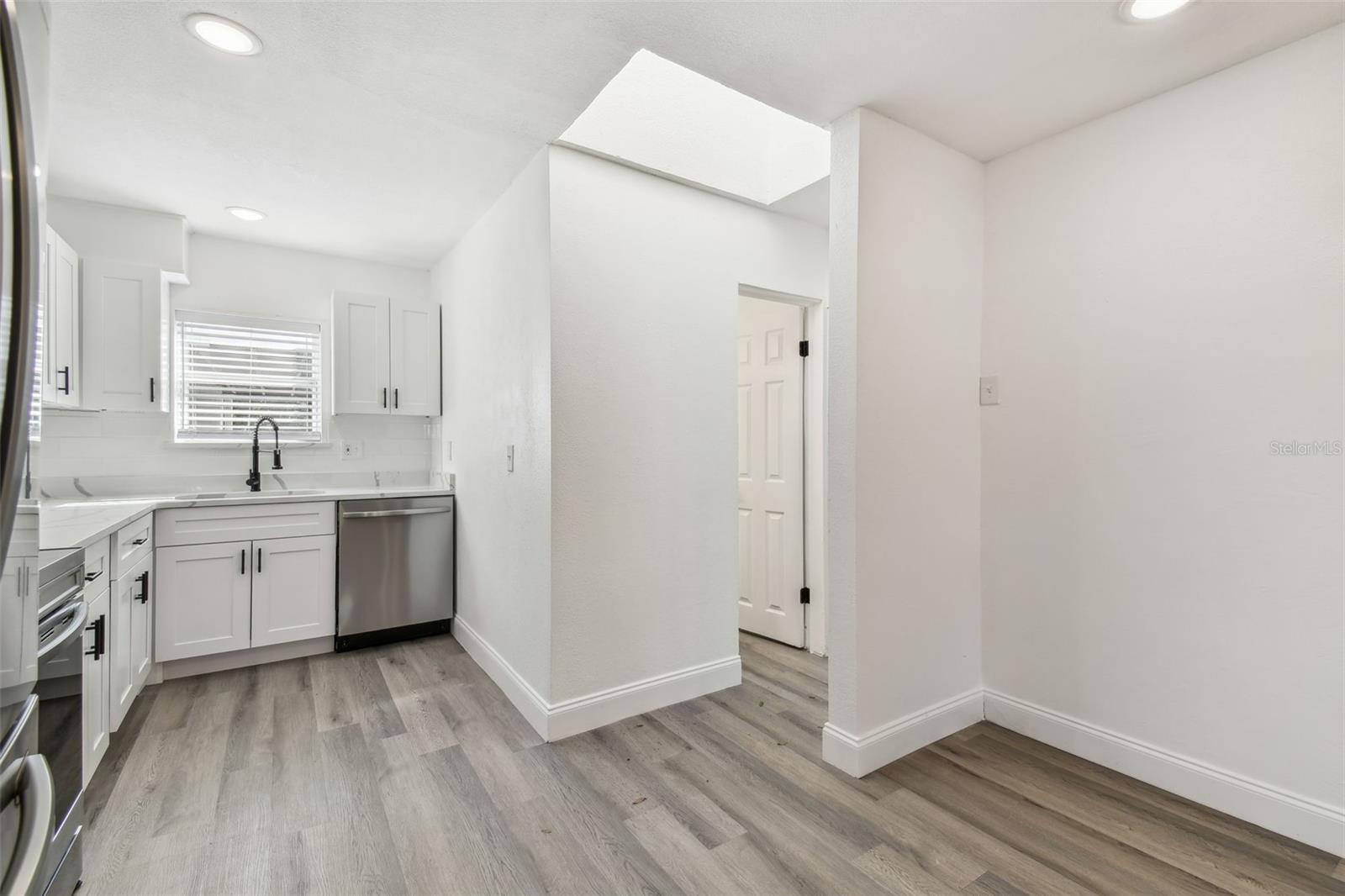 Image 9 of 37 For 708 15th Avenue W