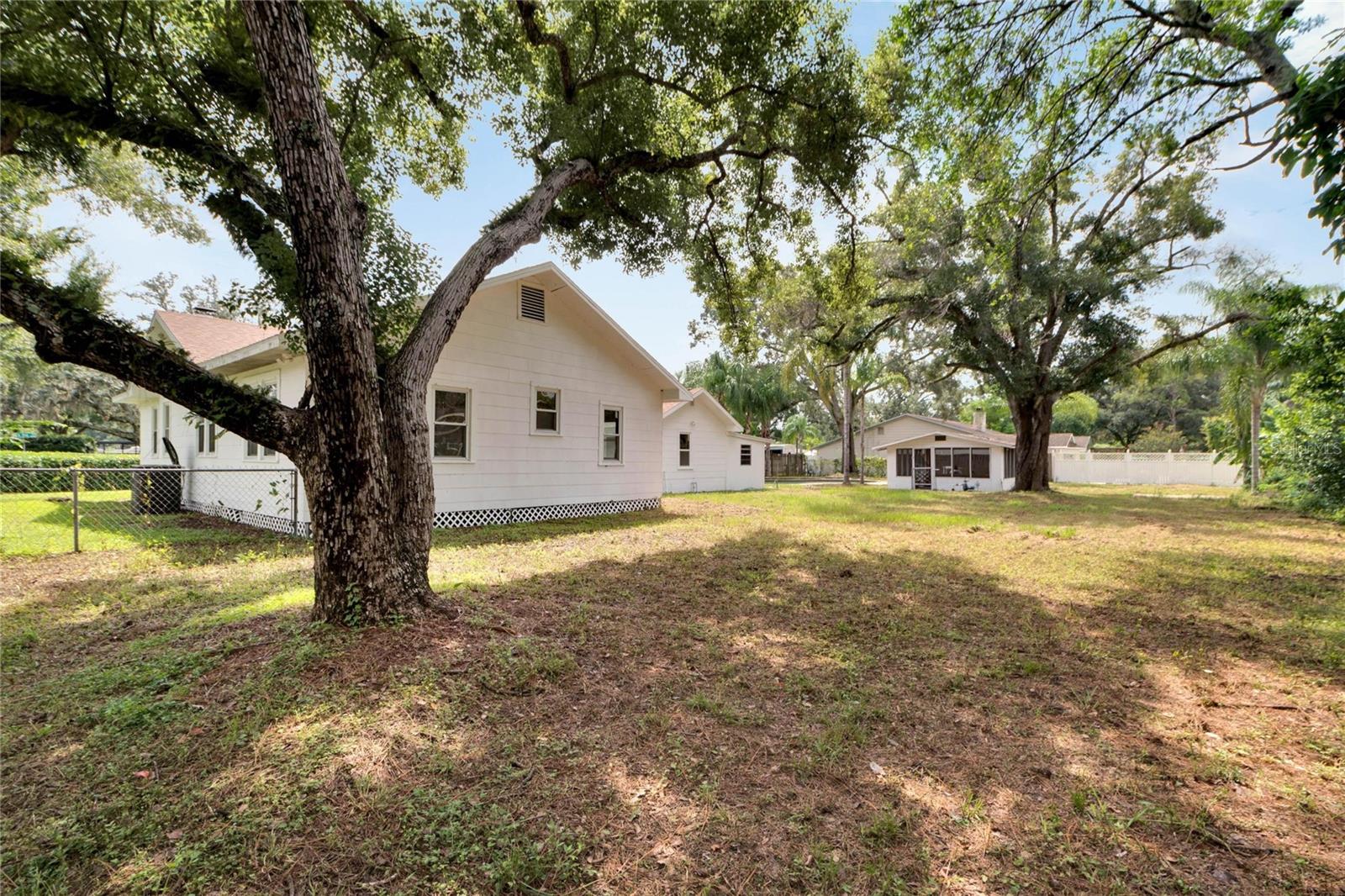 Listing photo id 24 for 11718 N Ola Ave