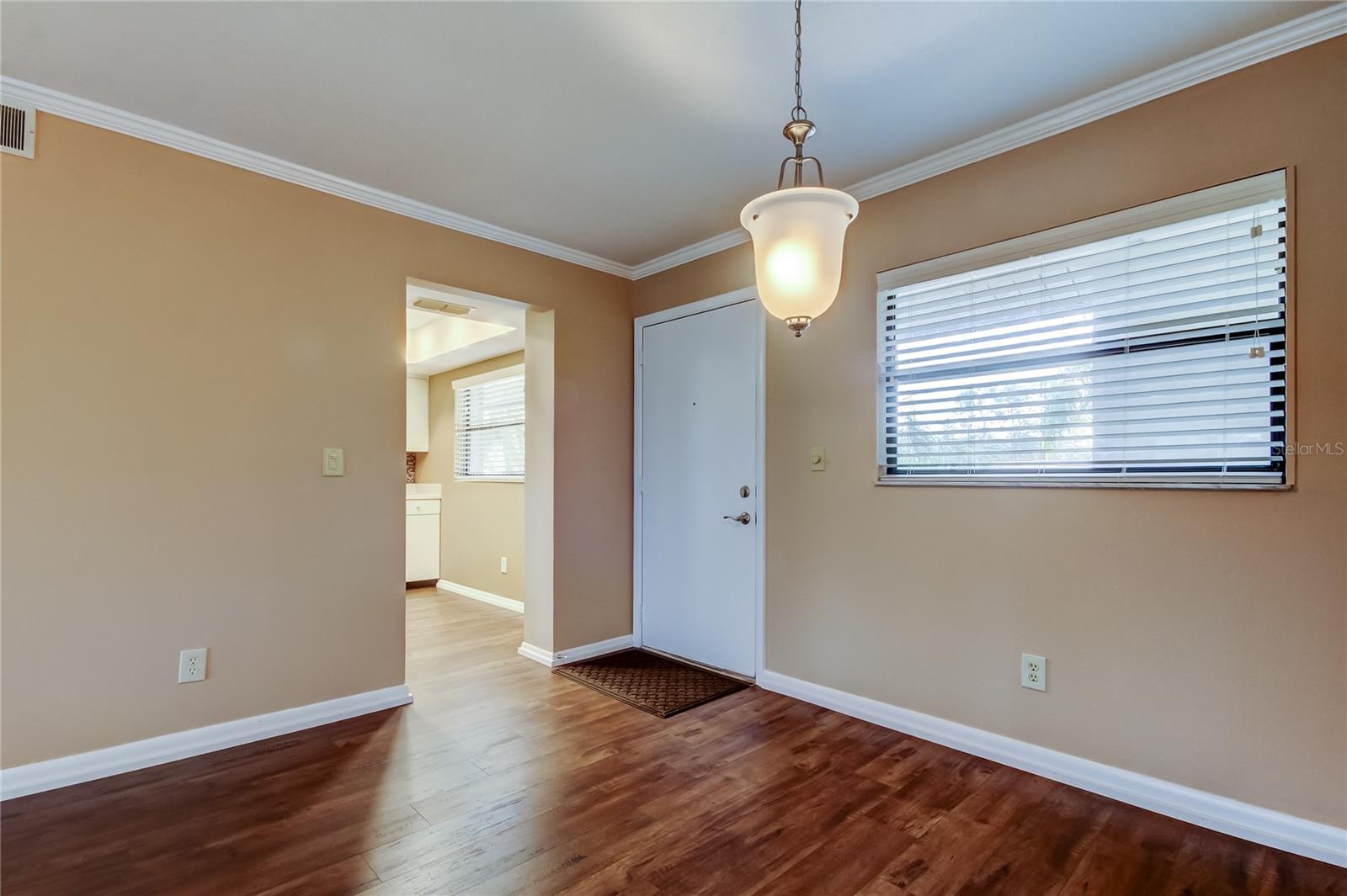 Listing photo id 2 for 3038 Eastland Boulevard F306