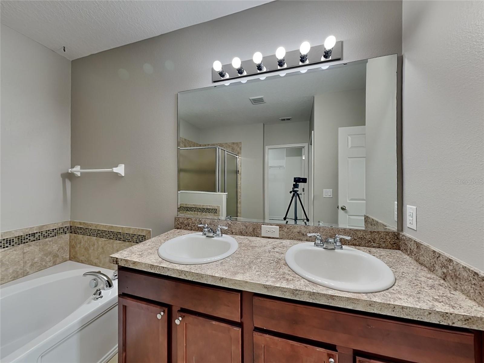 Image 7 of 18 For 3720 Briarwood Estates Circle