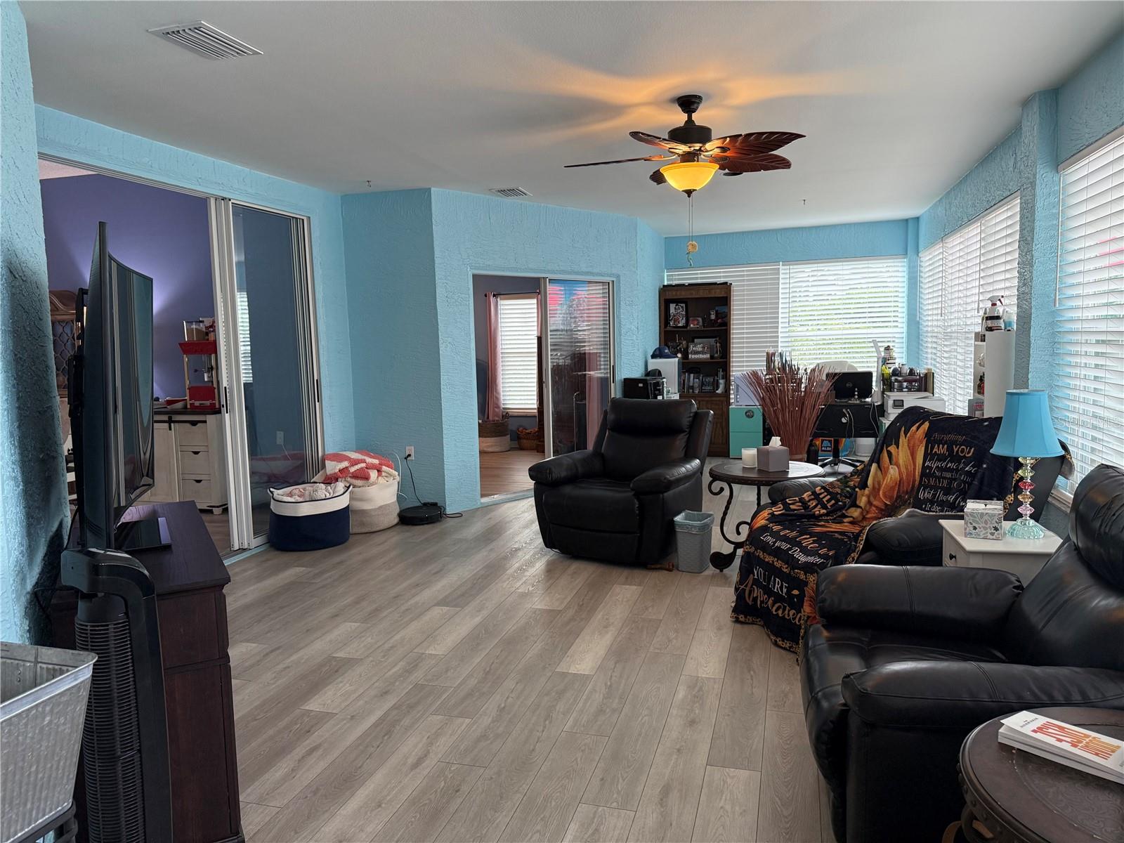 Listing photo id 10 for 2069 Overbrook Lane