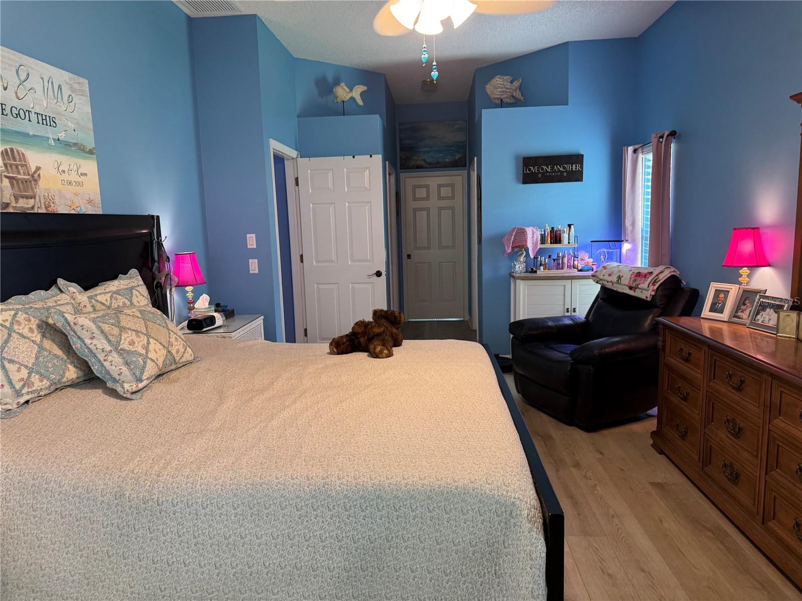 Listing photo id 11 for 2069 Overbrook Lane