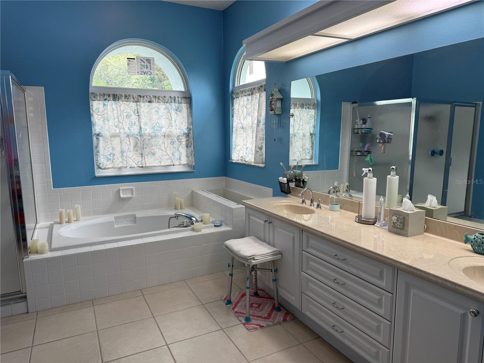Listing photo id 13 for 2069 Overbrook Lane