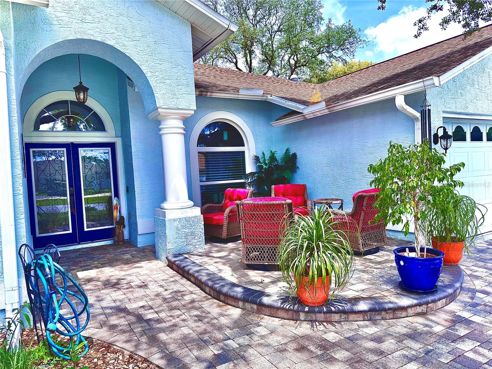 Listing photo id 1 for 2069 Overbrook Lane