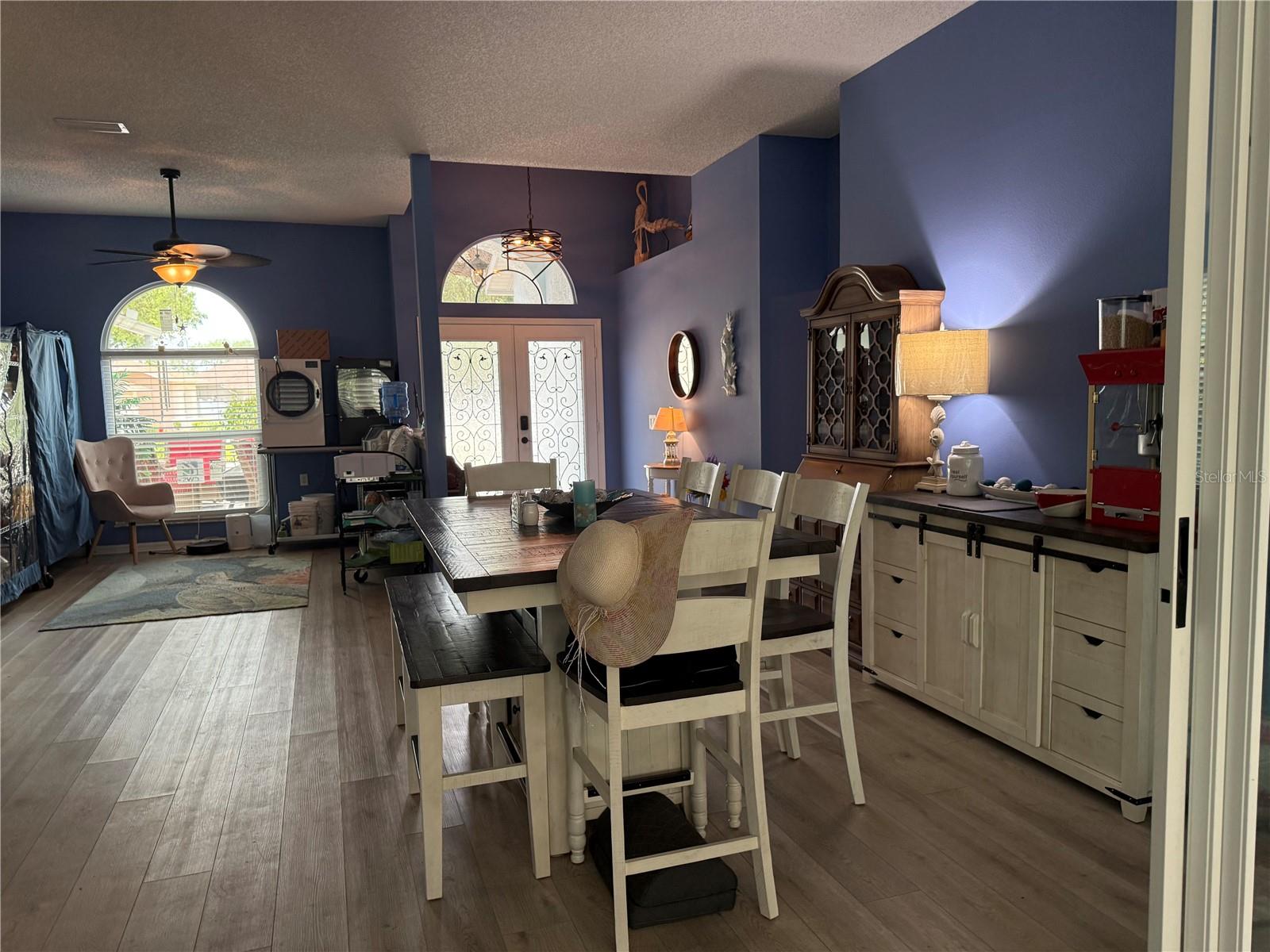 Listing photo id 3 for 2069 Overbrook Lane