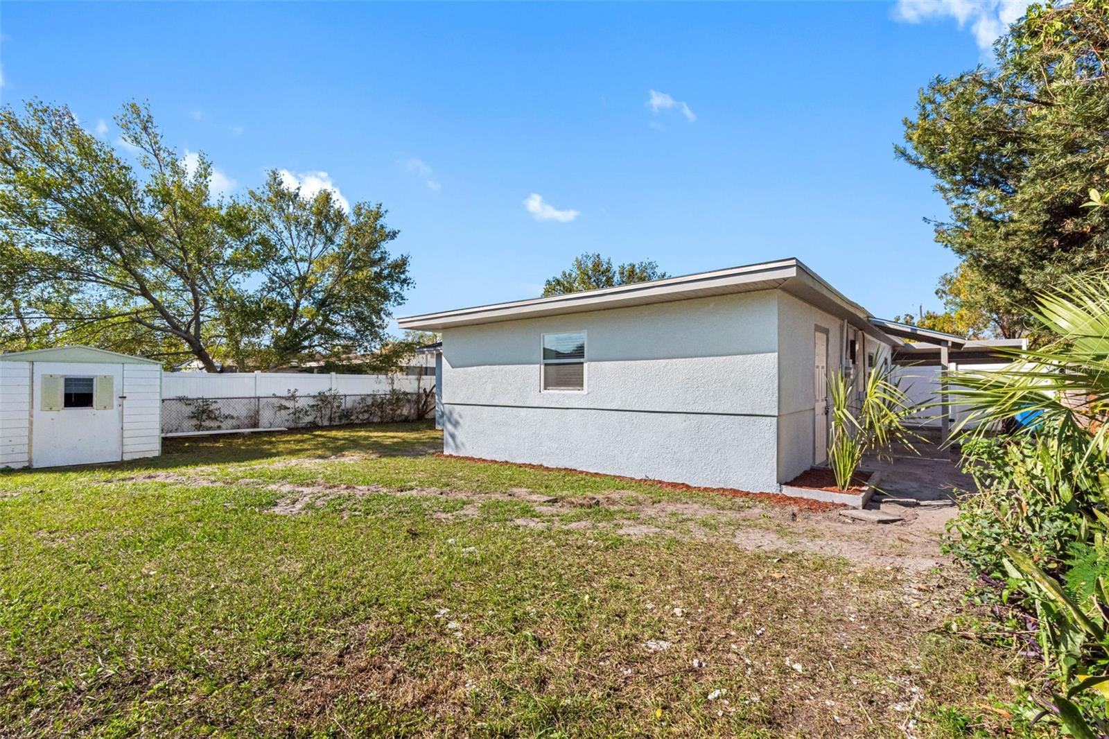 Listing photo id 9 for 6012 Larmon Street