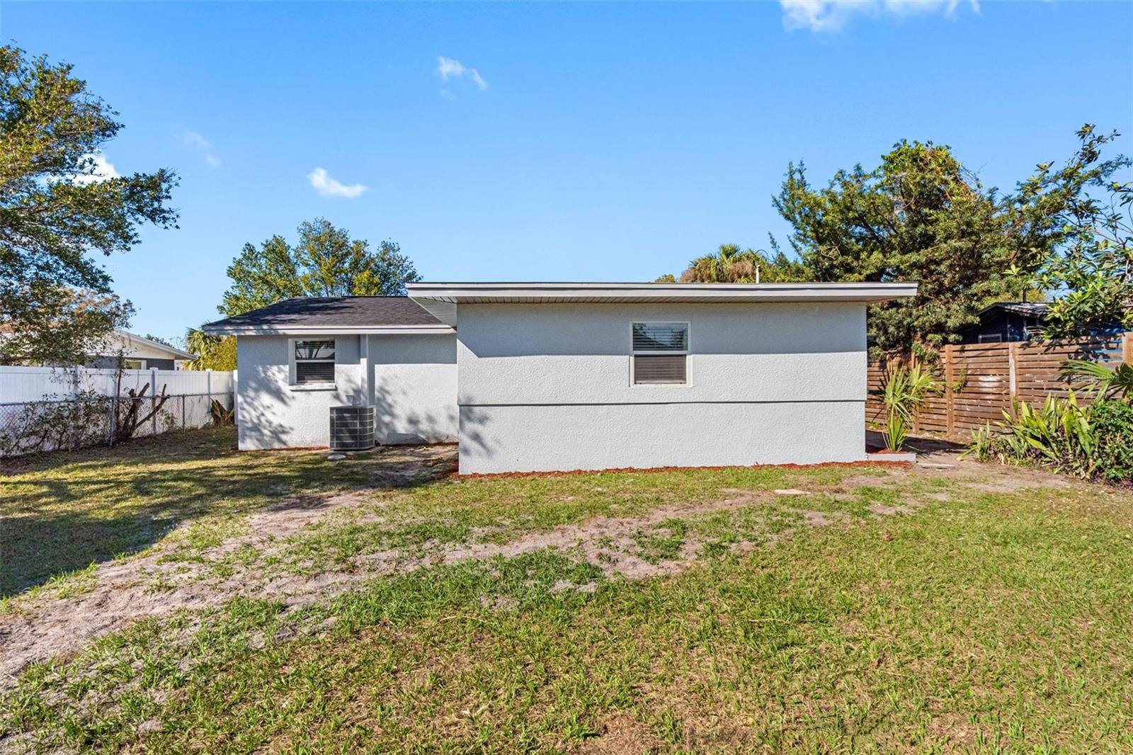 Listing photo id 5 for 6012 Larmon Street