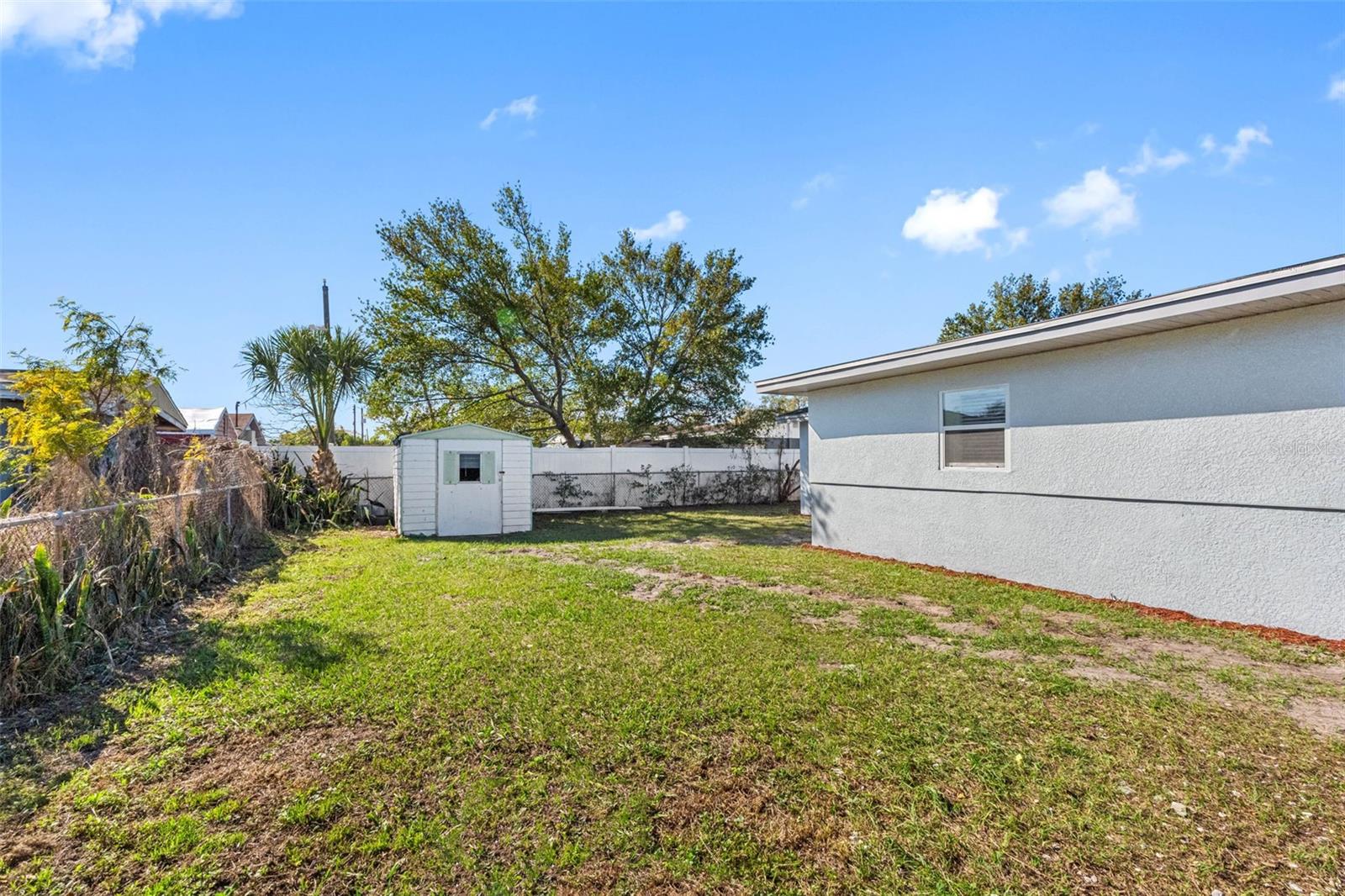 Listing photo id 6 for 6012 Larmon Street