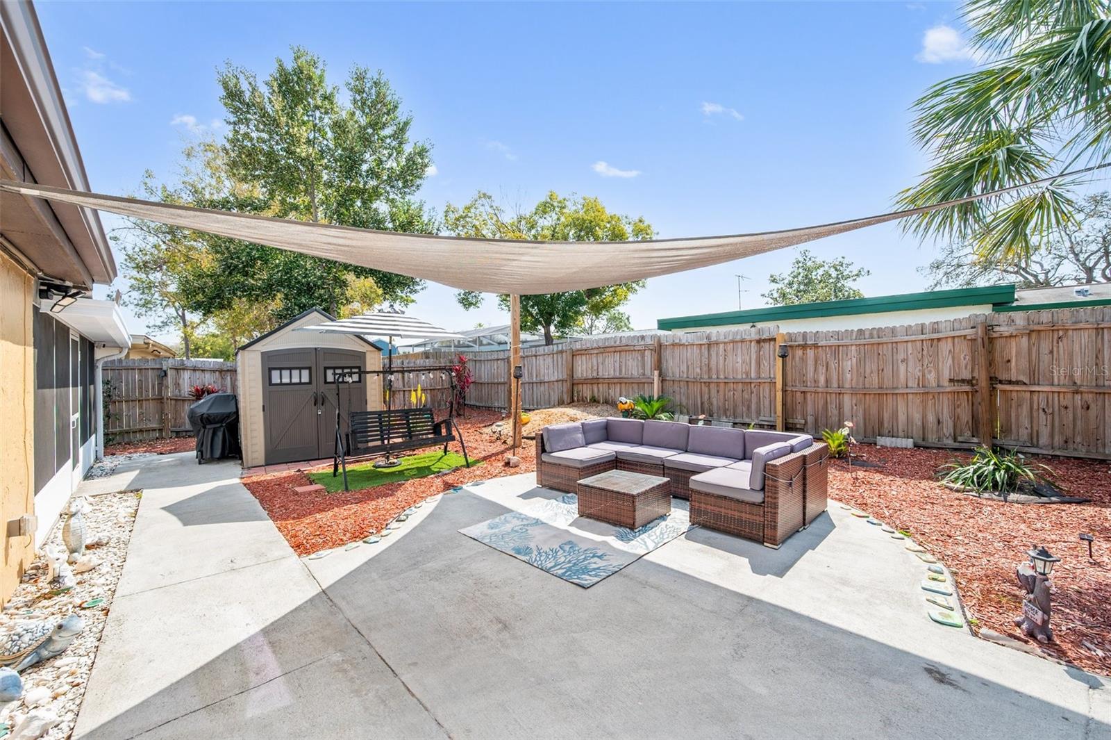 Listing photo id 15 for 7544 Hollyridge Drive