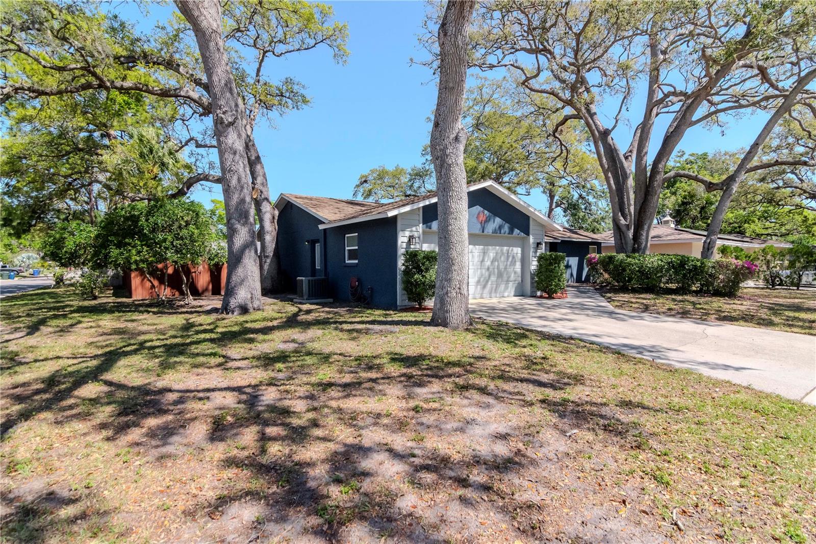 Listing photo id 2 for 912 Lakewood Drive