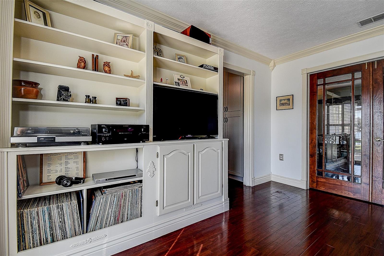 Image 10 of 56 For 18715 Lakeshore Drive