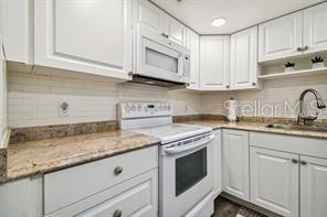 Listing photo id 5 for 2042 Australia Way W 6
