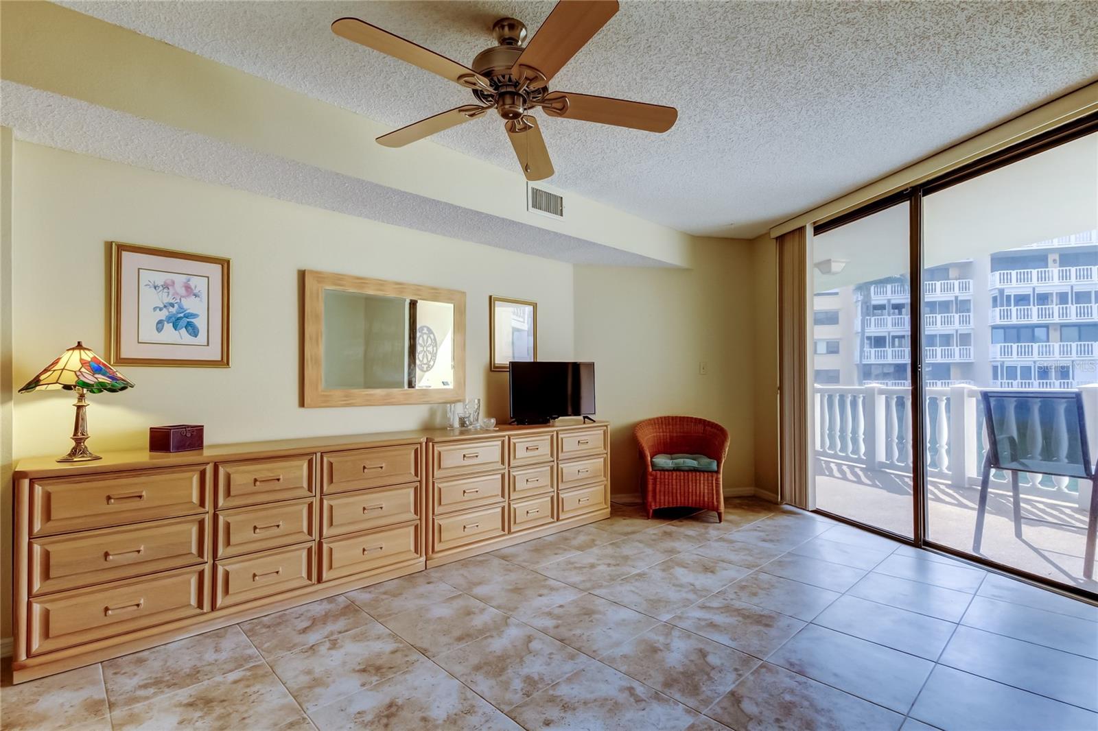 Listing photo id 28 for 6600 Sunset Way  112