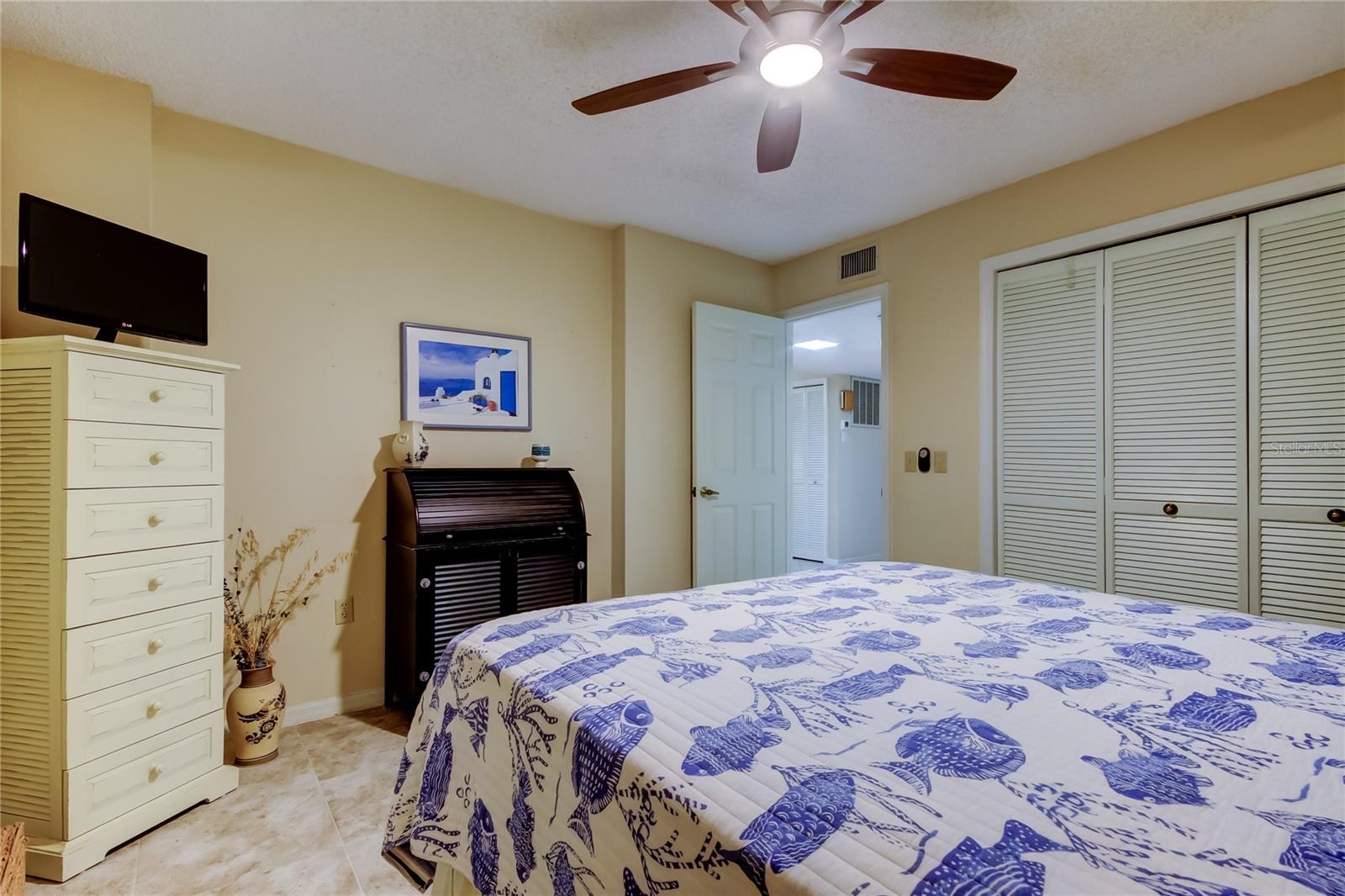 Listing photo id 36 for 6600 Sunset Way  112